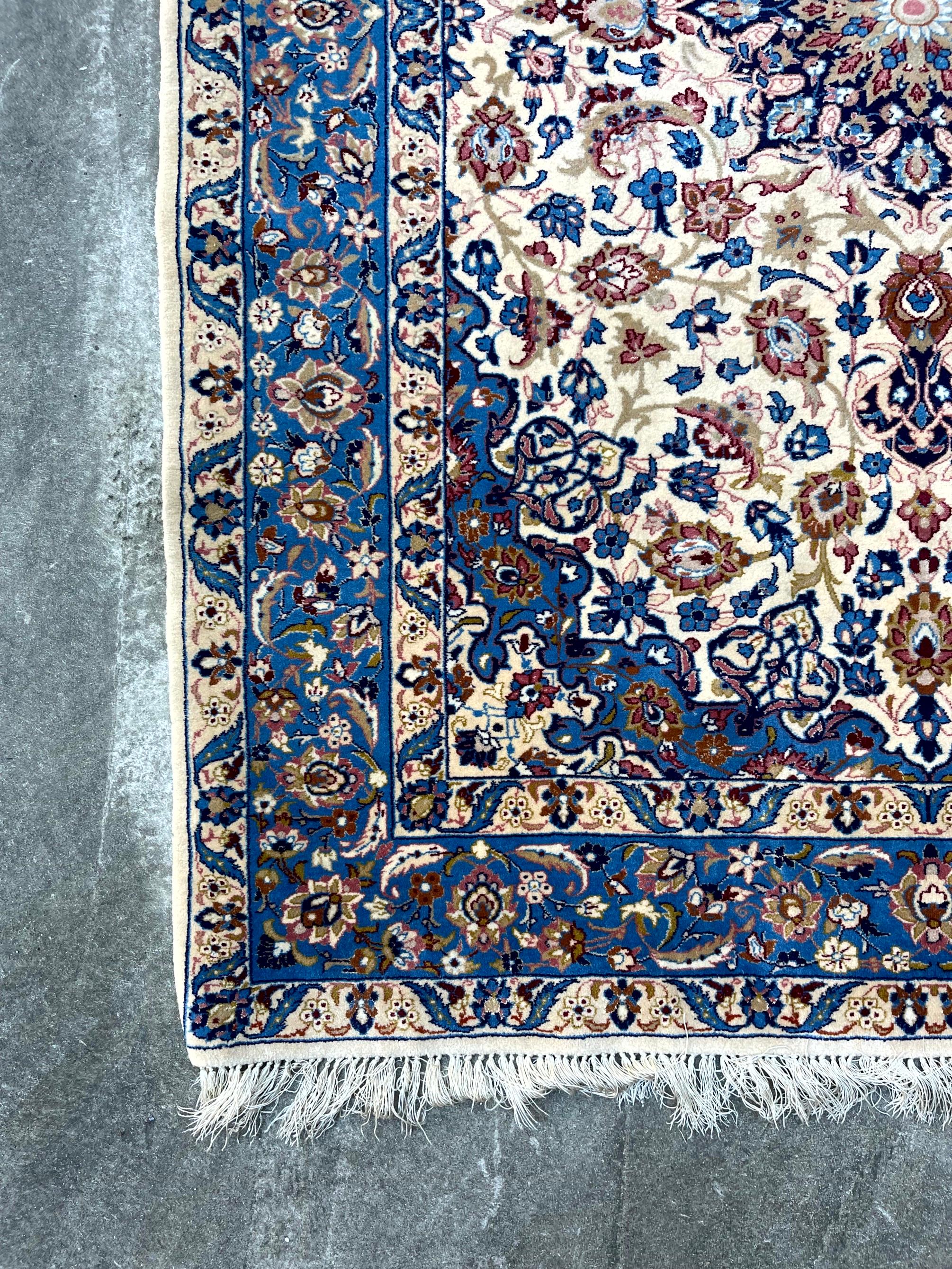 Tappeto Isfahan Lana Misto Seta Fondo Beige E Blu XX Secolo For Sale 3