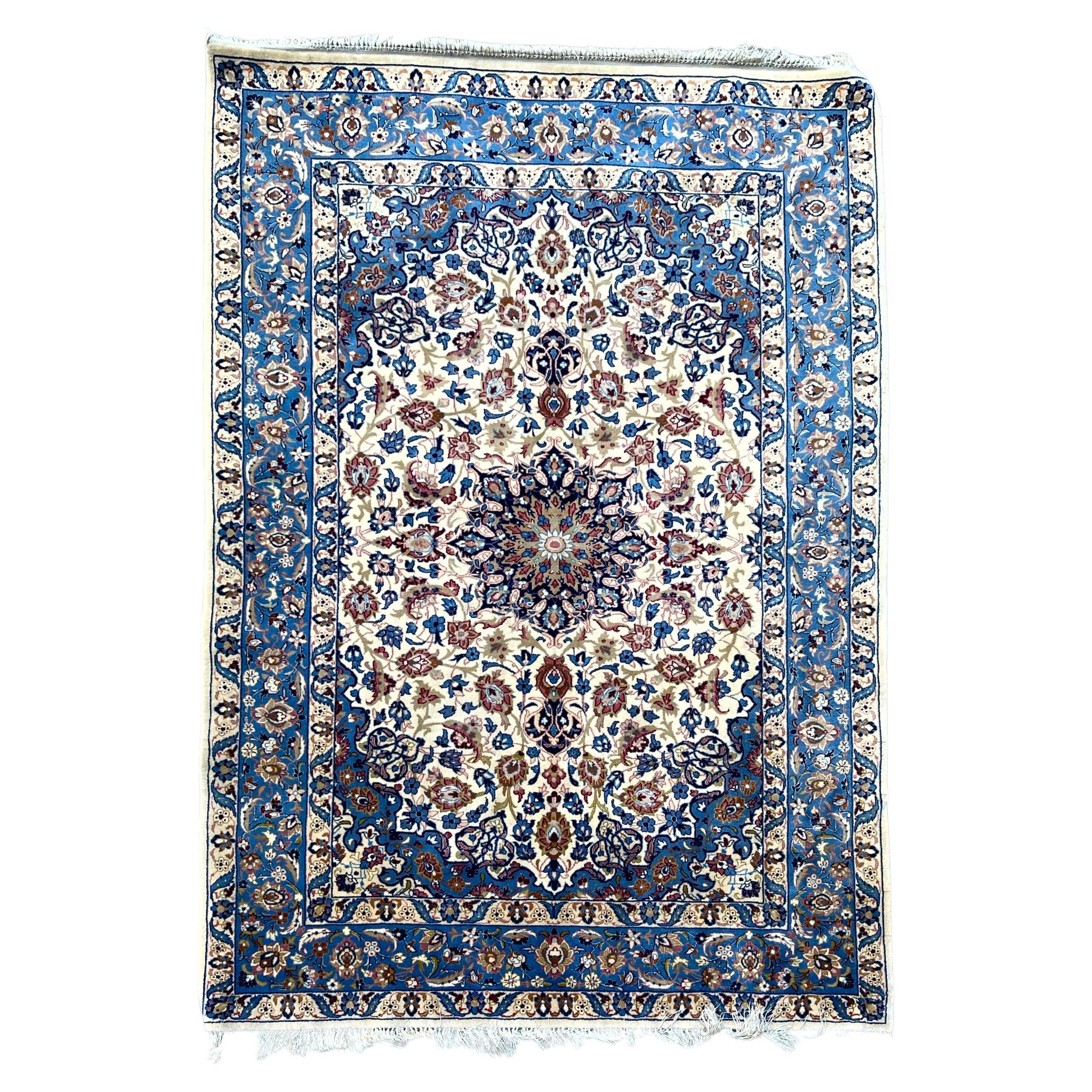 Tappeto Isfahan Lana Misto Seta Fondo Beige E Blu XX Secolo For Sale