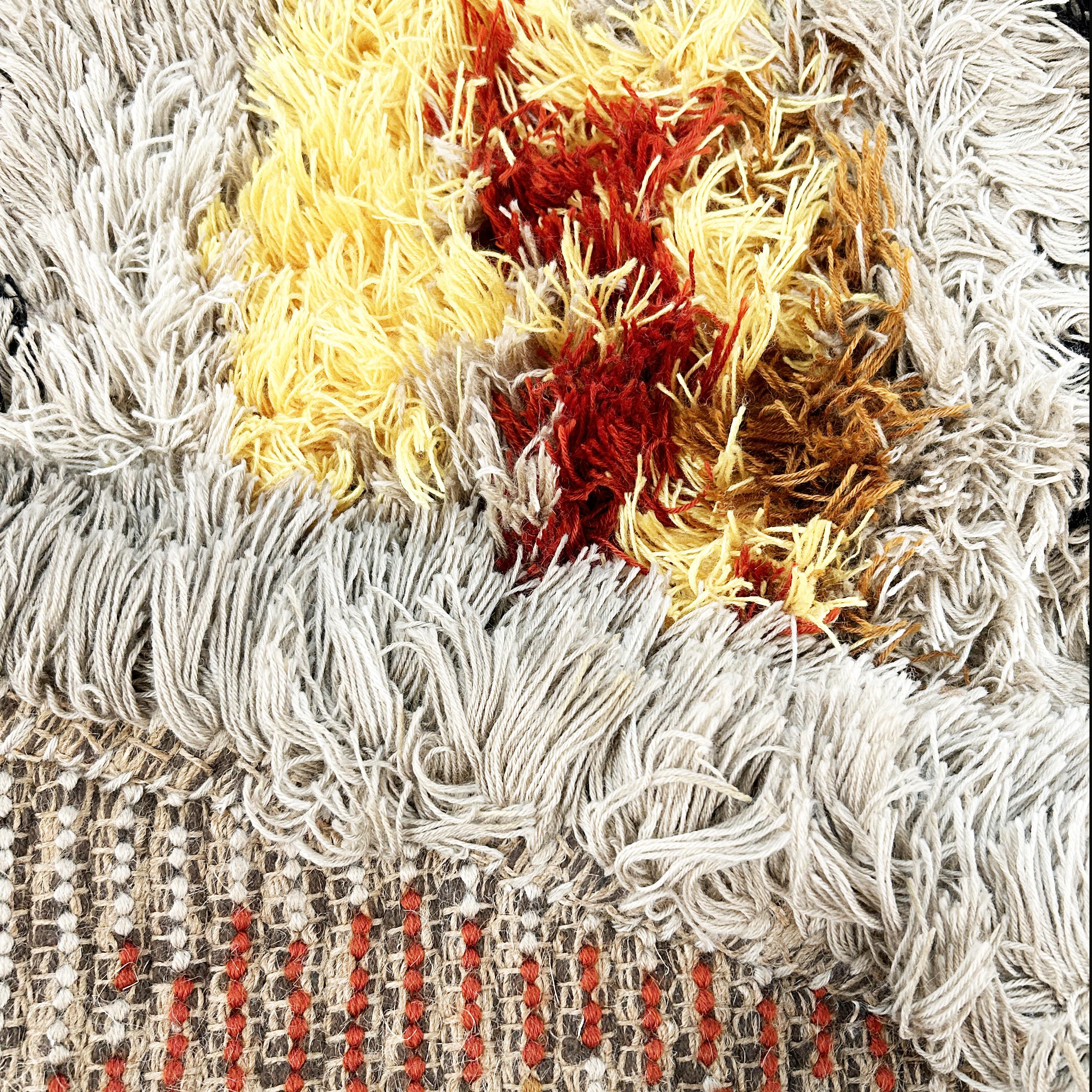 Tapeto in fibra acrilica a disegno informale, manifattura Dal LAgo, anni '70. Il tappeto è un fondo di magazzino ed è stato pulito professionalmente.
