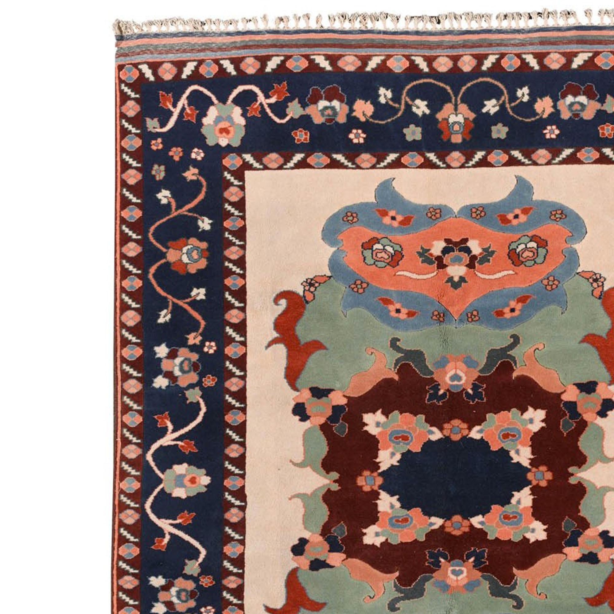 Handgeknüpfter Teppich aus Kasachstan, hergestellt zwischen dem 20. und 21. Jahrhundert. Es zeigt ein spiegelndes und symmetrisches Zentralmotiv mit floralen und abstrakten Formen in Rot-, Blau-, Grün- und Beigetönen. Die mit stilisierten Blumen und