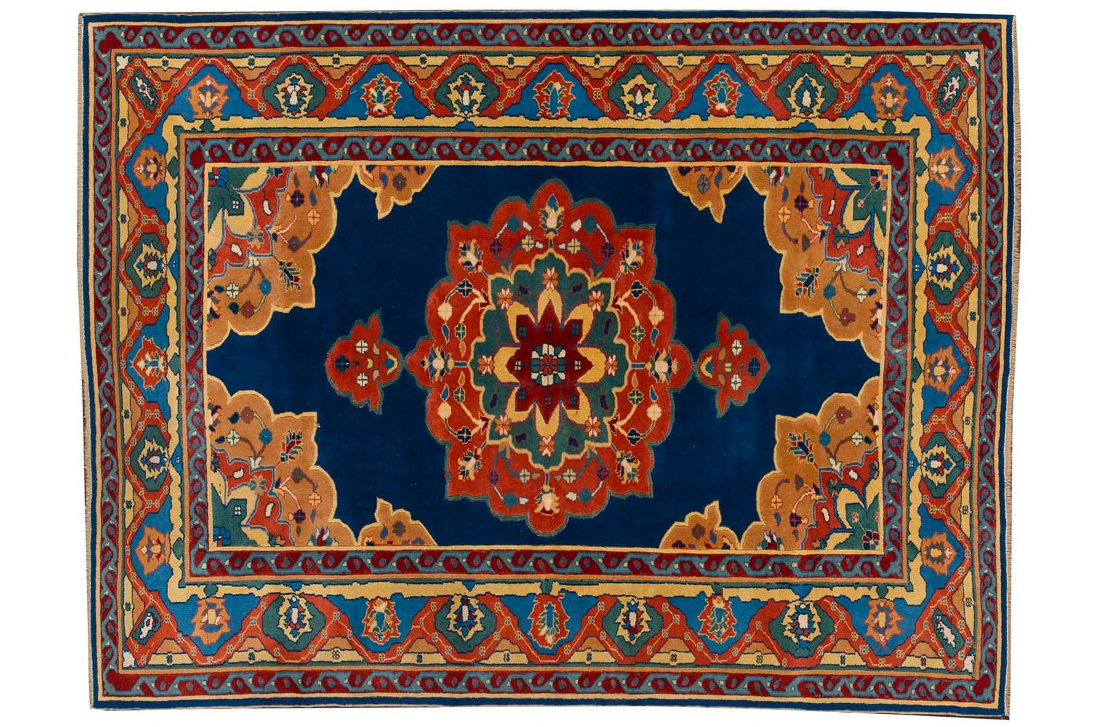 Les tapis kazakhs sont originaires de la région du Caucase et ont été principalement fabriqués par des peuples nomades et semi-nomades. Les tapis traditionnels kazakhs datent généralement du XIXe siècle. Ces tapis reflètent l'esthétique des tribus