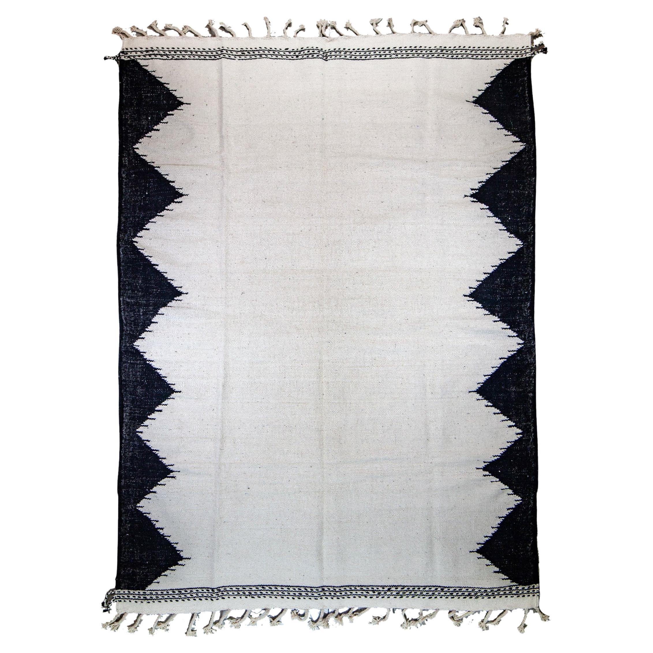Tappeto Kilim Berbero Marocchino Vintage Manufatto in Lana Naturale Bianca  Nera