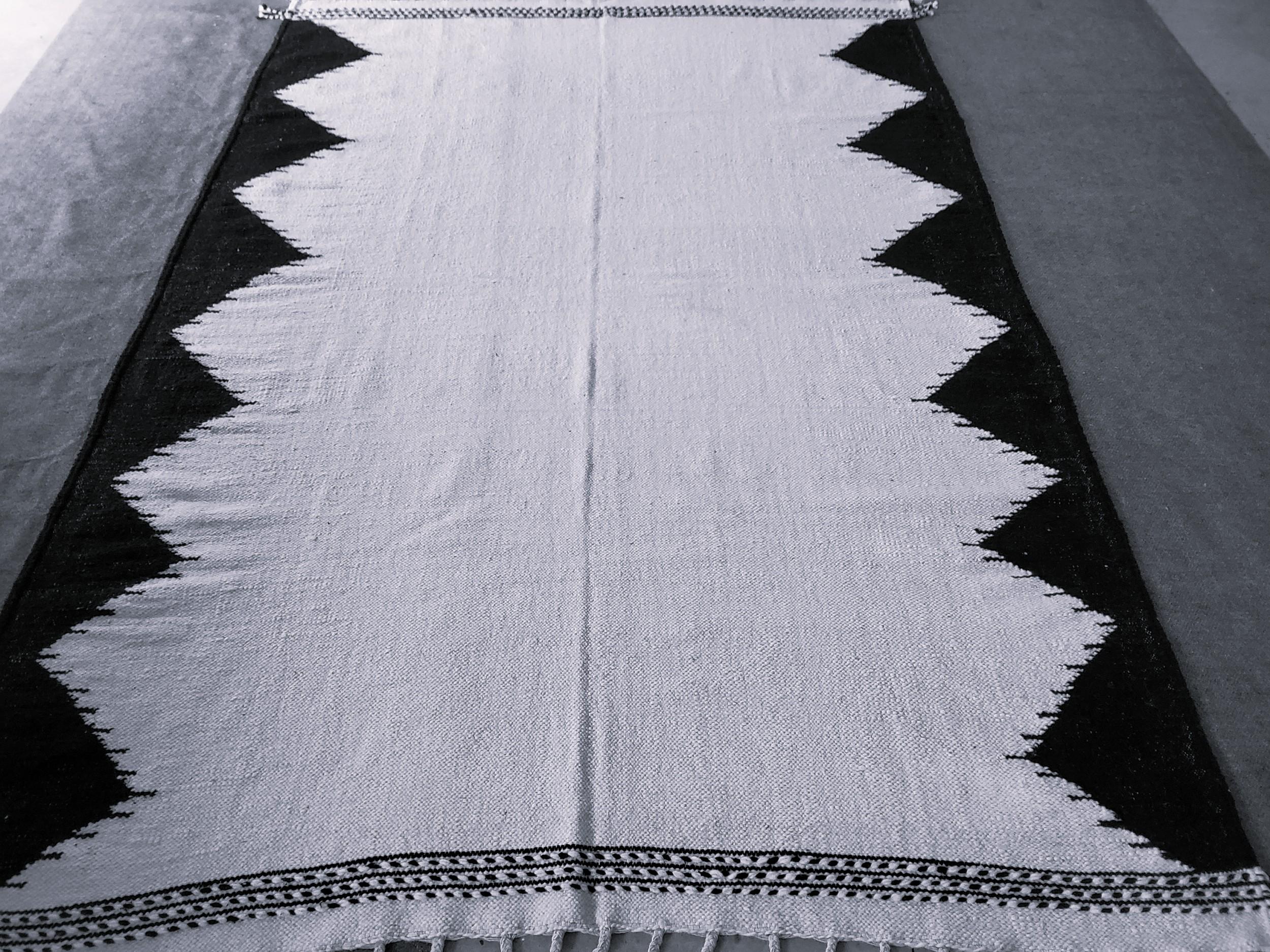 Kelim-Berberteppich, Marokko,  Die 1990er Jahre  Handgewebte Wolle  335×225 cm (Handgefertigt) im Angebot