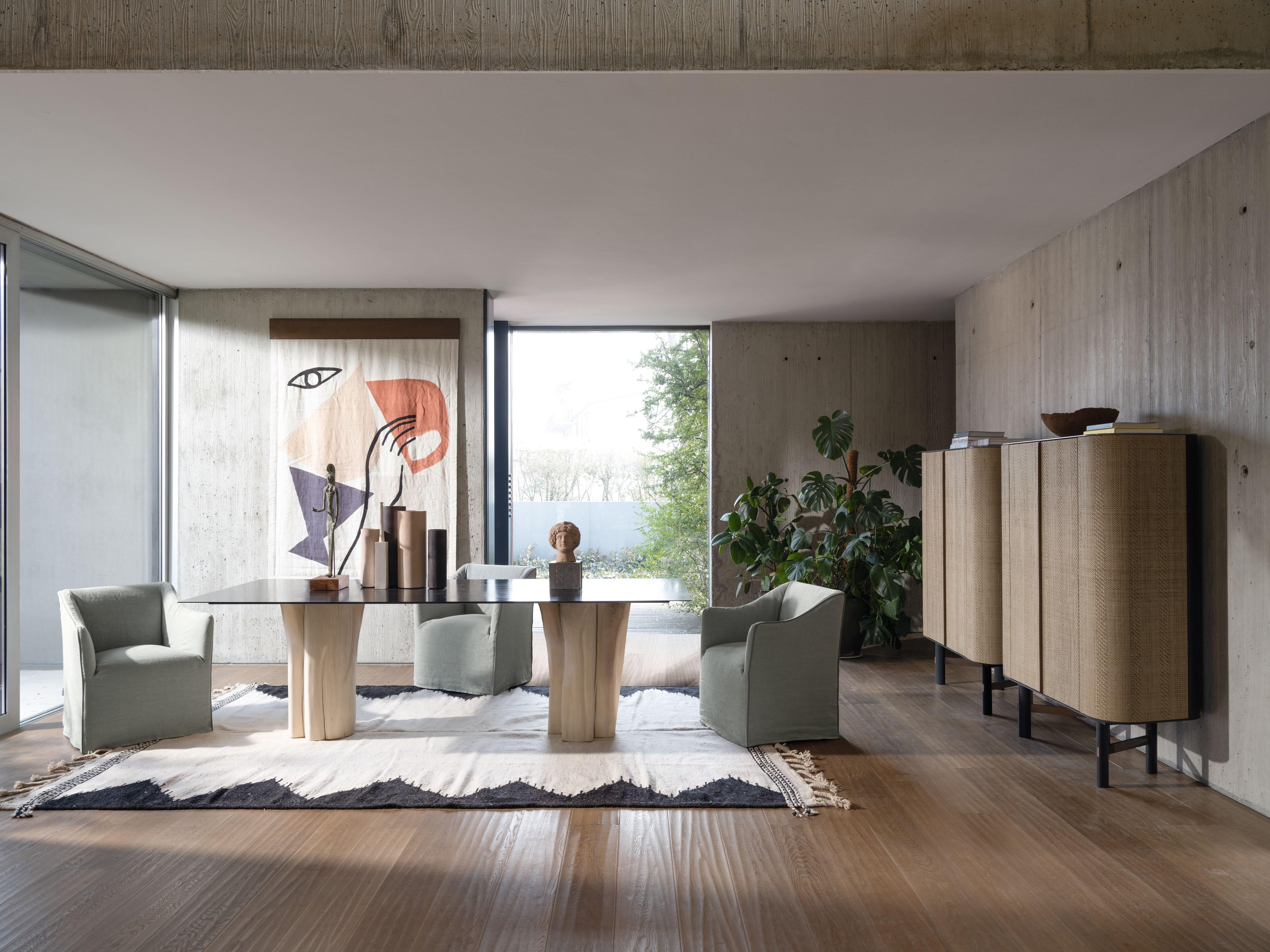 Tappeto Berbero Kilim, Coprisuolo , in Lana Manufatto 100% in lana, il filo non viene tinto, lasciando il tono del color nero solo al filo usato per arricchire il tappeto della simbologia tipica delle tribù nomadi. La morbidezza della lana non