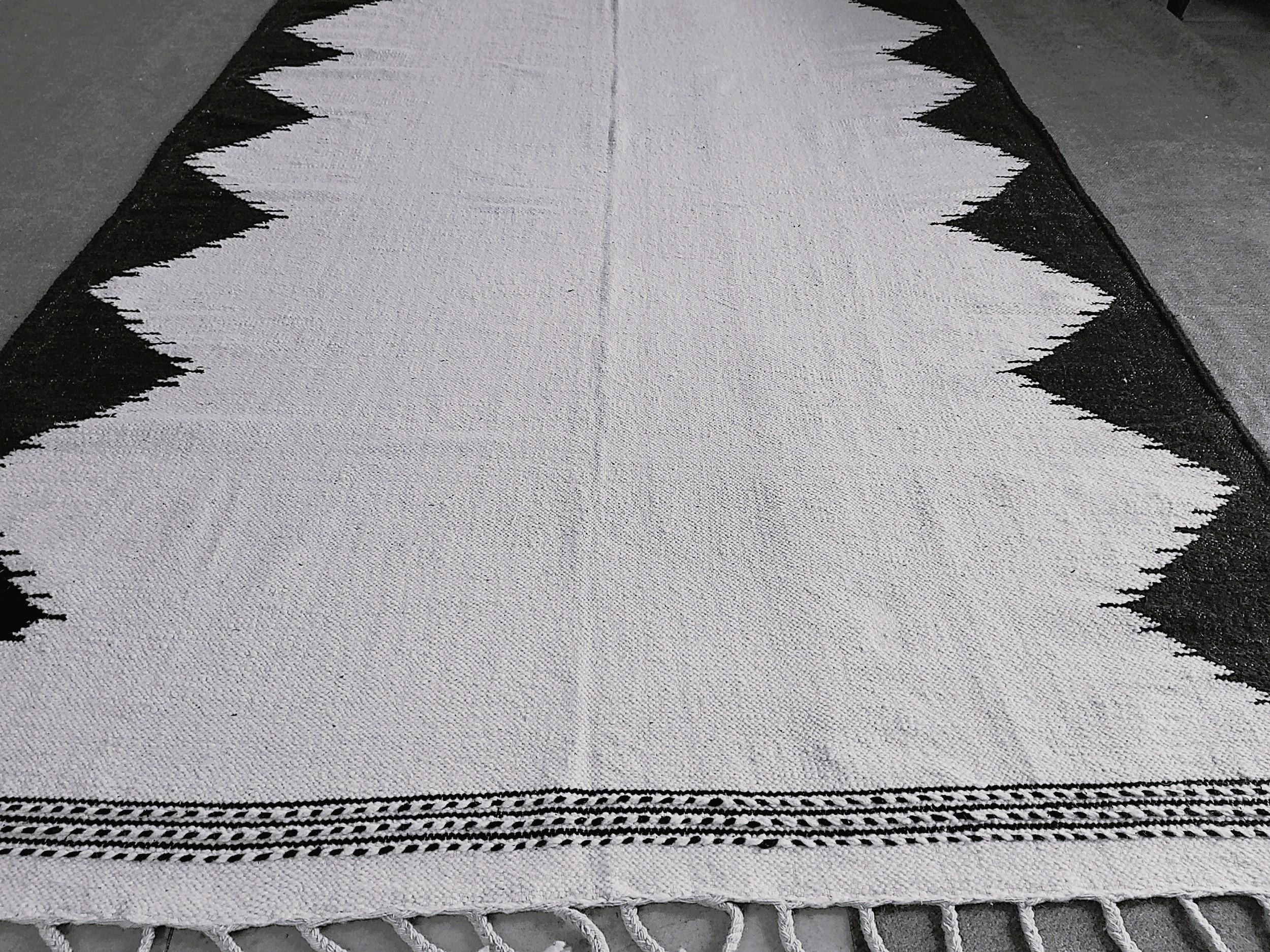 Fatto a mano Tappeto Kilim Berbero Marocco Vintage Manufatto in Lana Bianca e Nera Naturale in vendita