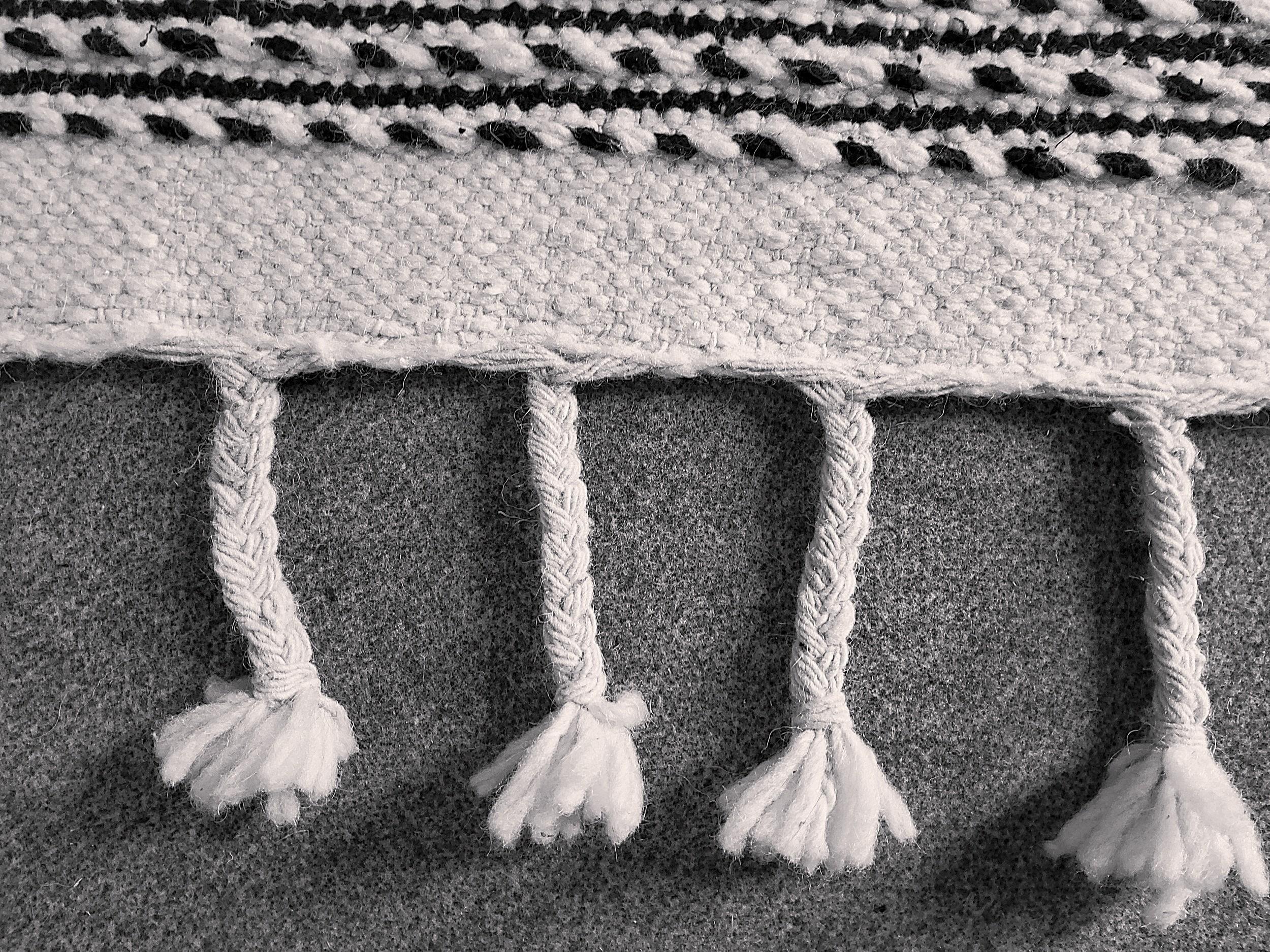 Tappeto Kilim Berbero Marocco Vintage Manufatto in Lana Bianca e Nera Naturale In condizioni buone in vendita a Loria, IT