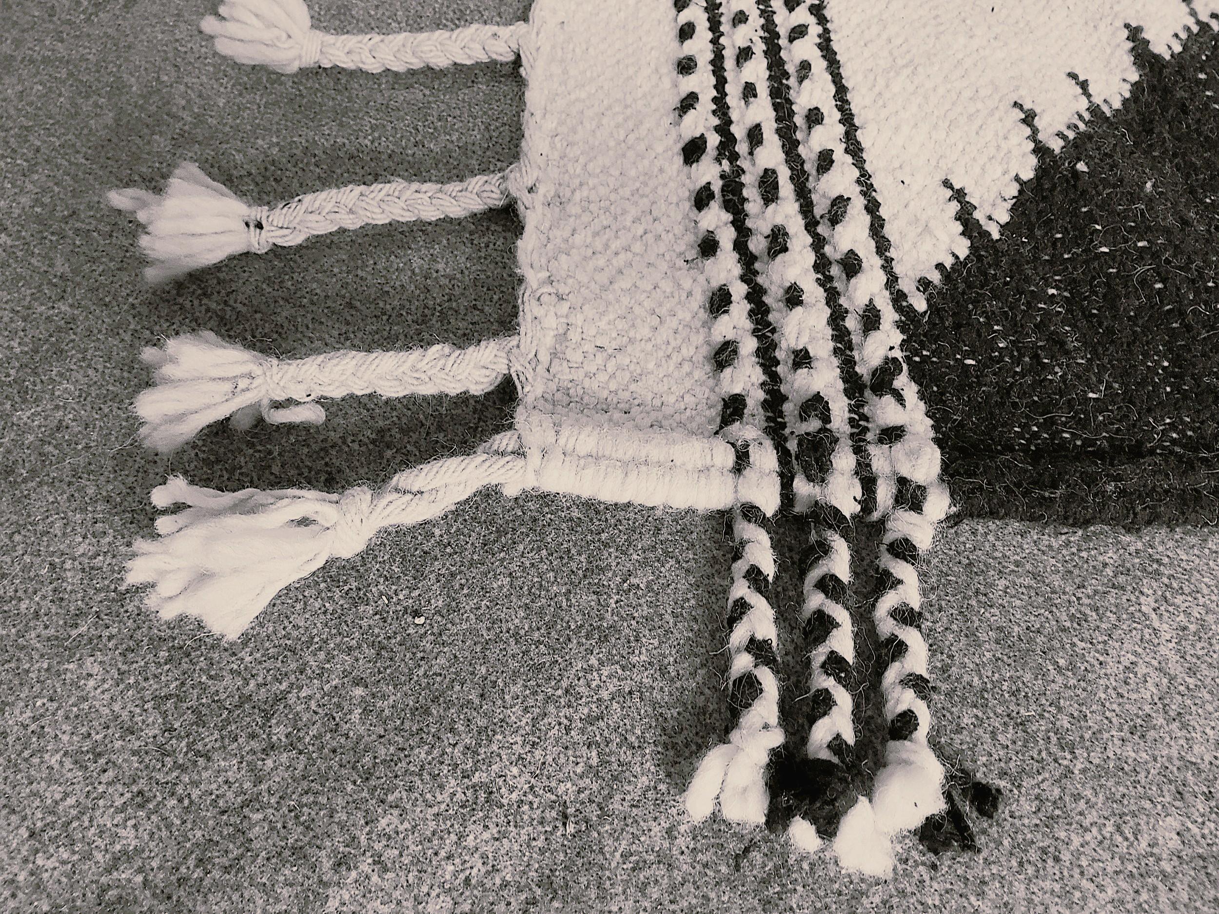Tappeto Kilim Berbero Marocco Vintage Manufatto in Lana Bianca e Nera Naturale in vendita 1