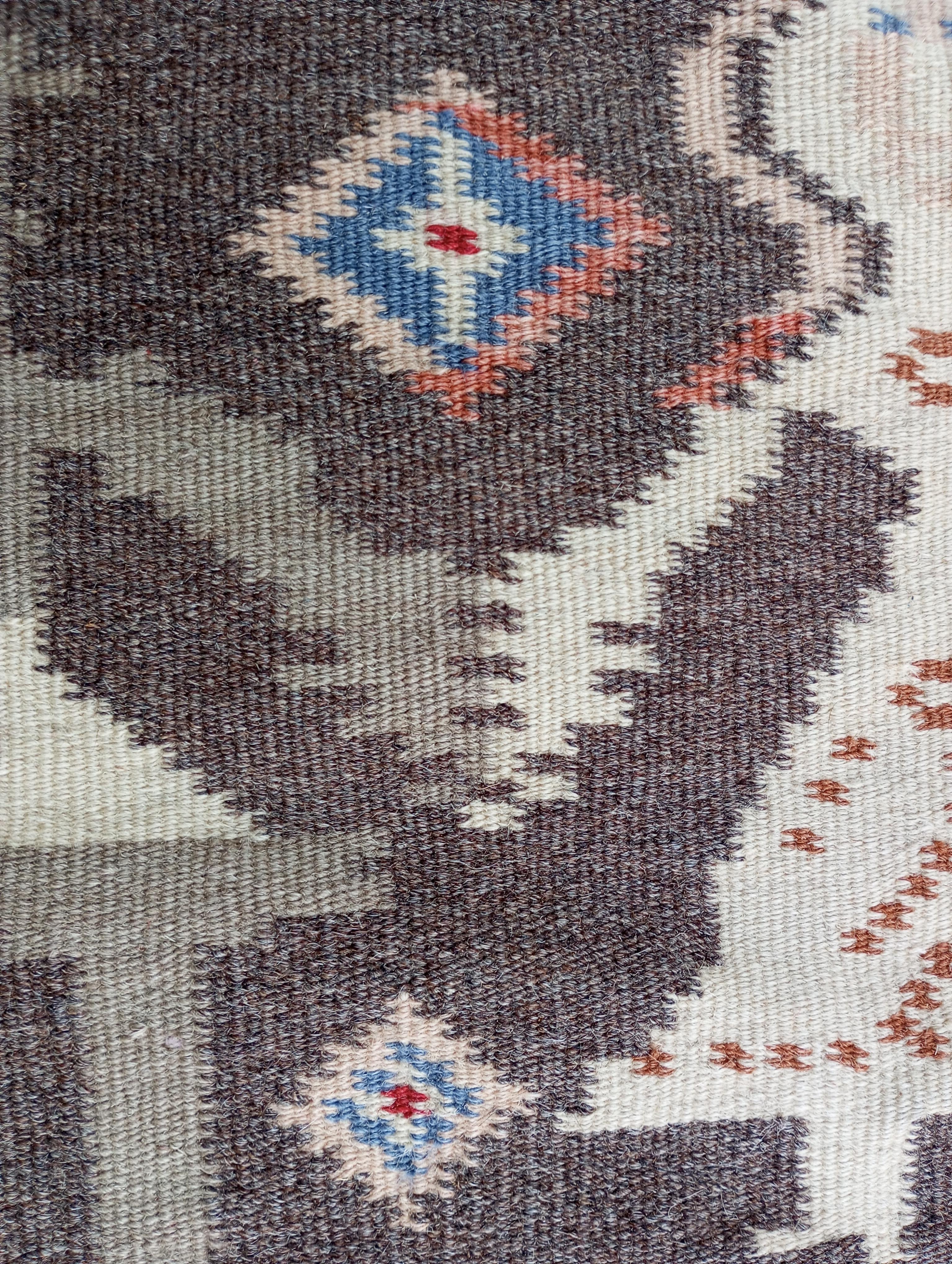Tapis kilim scandinave (Finlande) 1970 brun en vente 4
