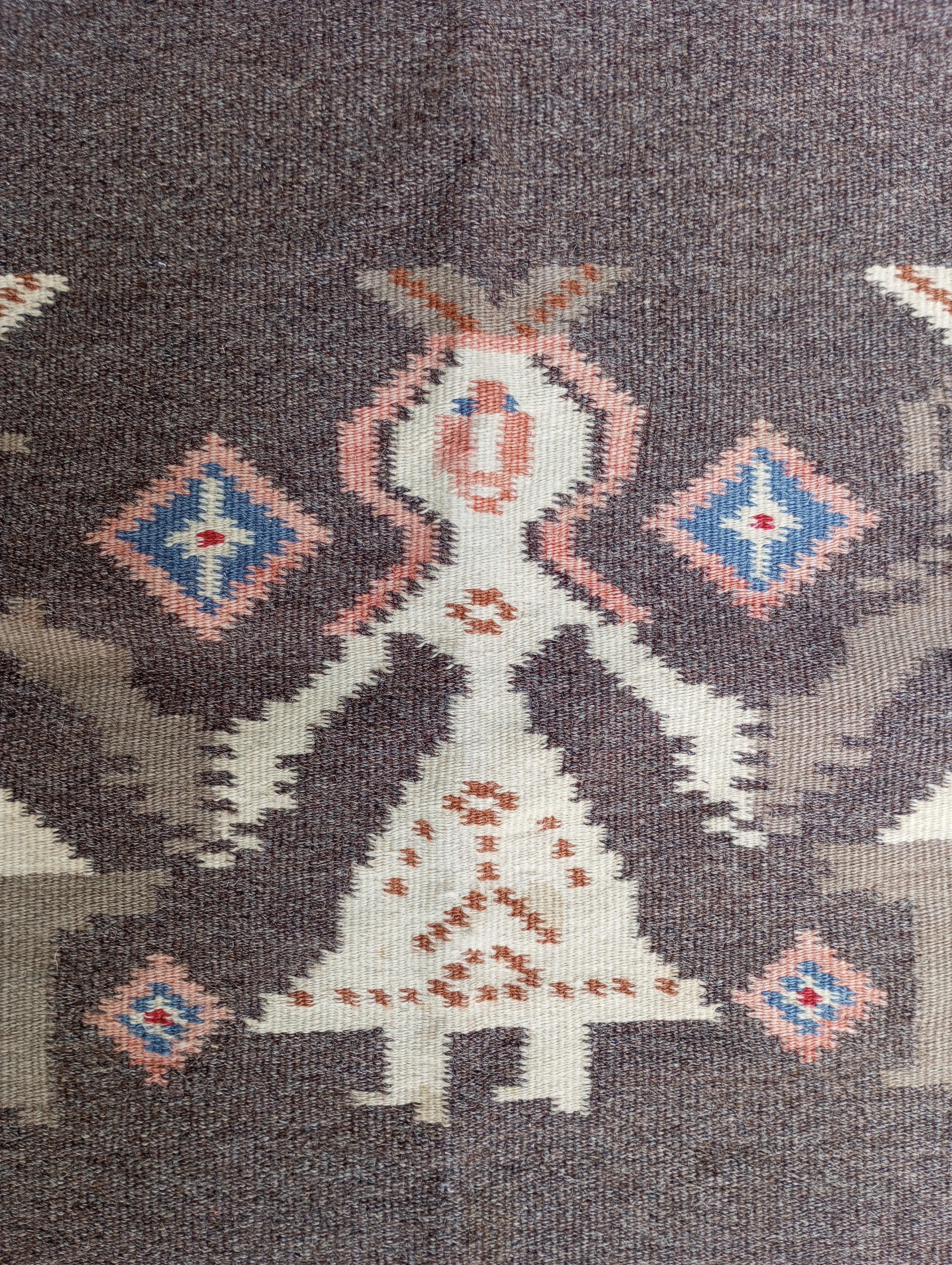 Tissé à la main Tapis kilim scandinave (Finlande) 1970 brun en vente