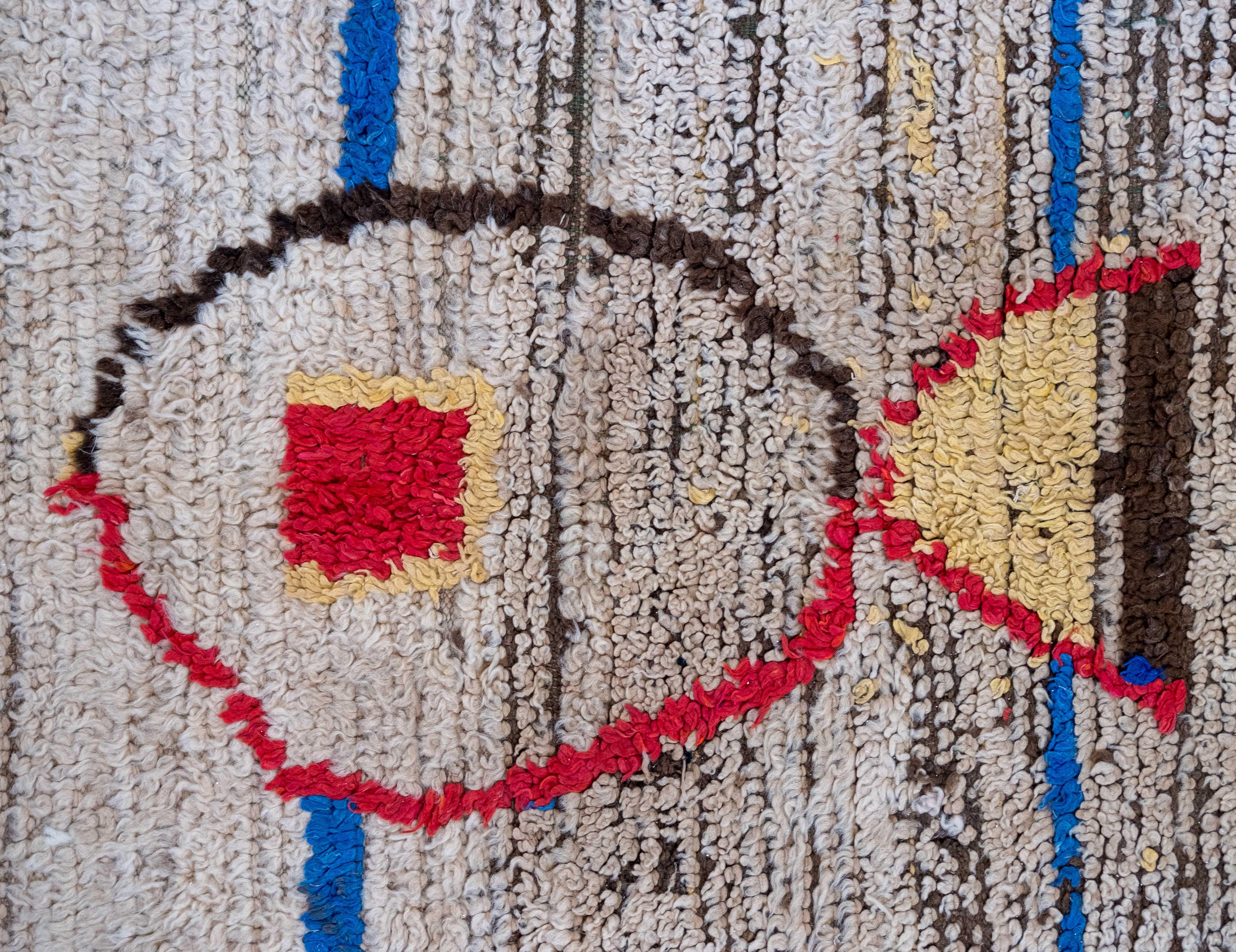 Die aus dem Hohen Atlas stammenden Berberteppiche aus Azilal sind berühmt für ihren weißen Grund und die Weichheit der Wolle, die mit der Verwendung von Baumwolle und anderen Fasern zur Gestaltung der Muster verbunden ist. Sie folgen nicht nur der