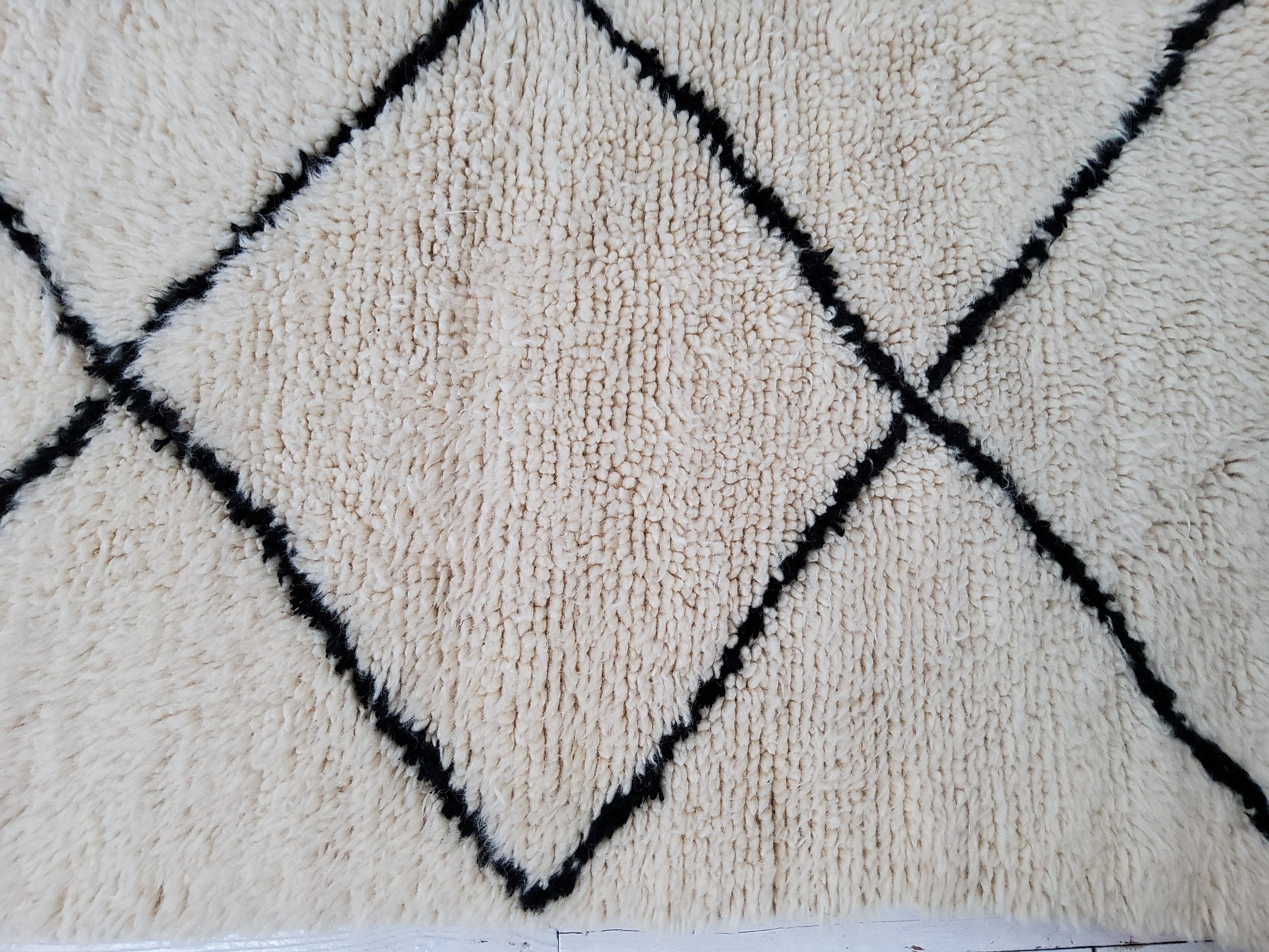 Noué à la main Tapis marocain  Berbère Beni Ourain Blanc Noir Laine Naturelle Artisanat en vente