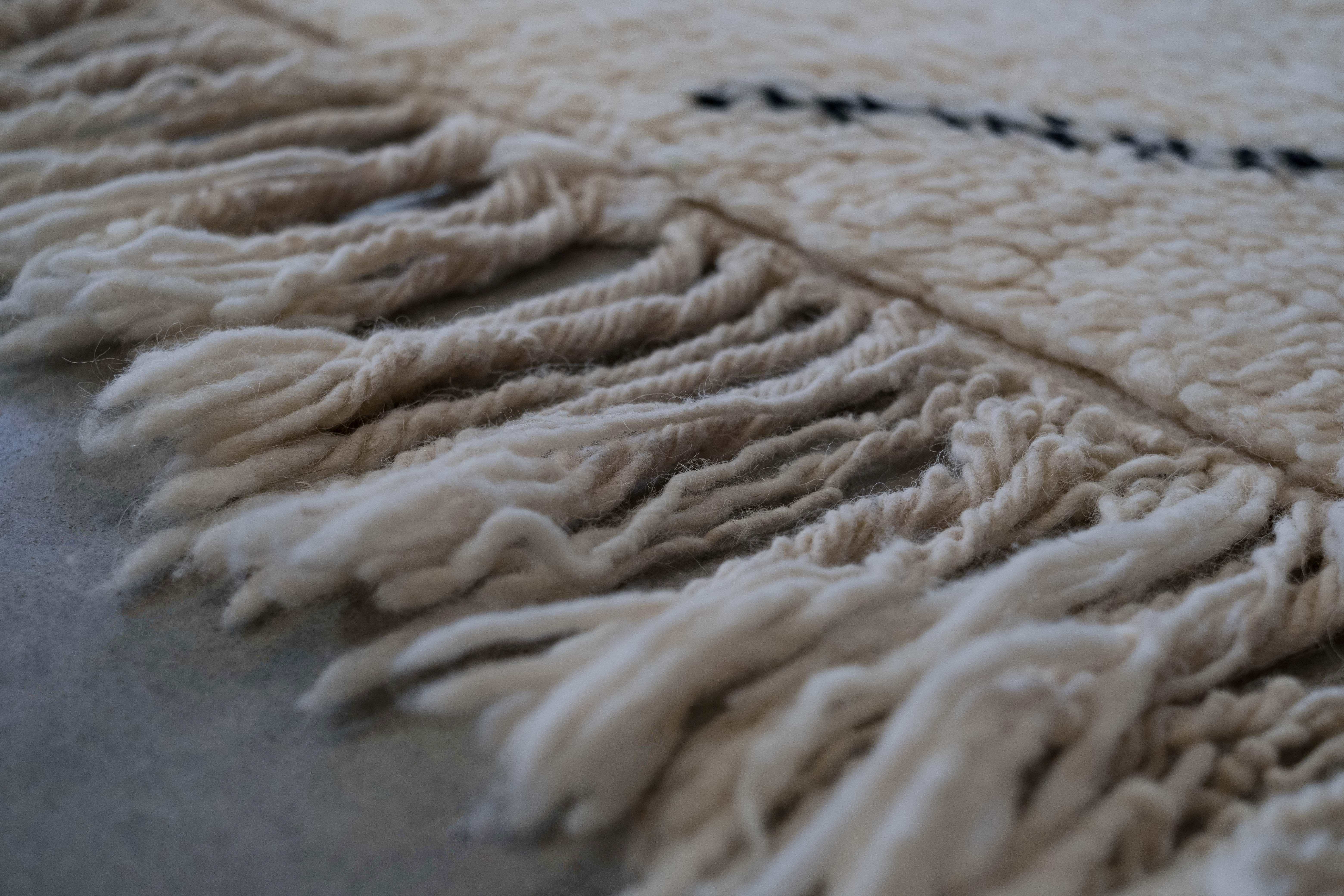 Moderner Teppich, Berber, Beni Ourain, aus Marokko, in Wolle, erhältlich im Angebot 3