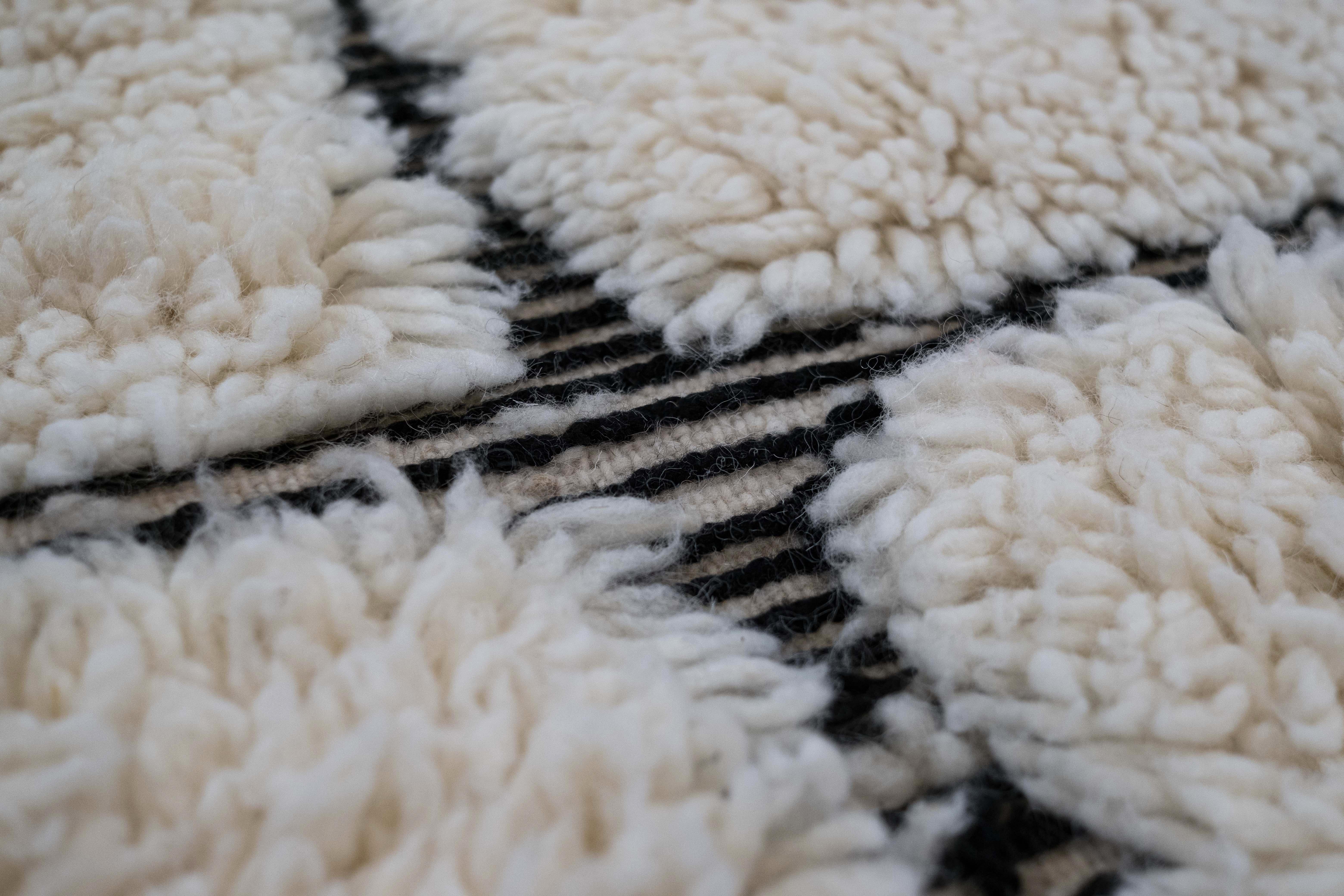 Das Garn aus 100 % Wolle wird nicht gefärbt, so dass nur der schwarze Farbton des Fadens übrig bleibt, der den Teppich mit der für Nomadenstämme typischen Symbolik bereichert. Die Weichheit der unbehandelten Wolle hat sie im Laufe der Jahrhunderte