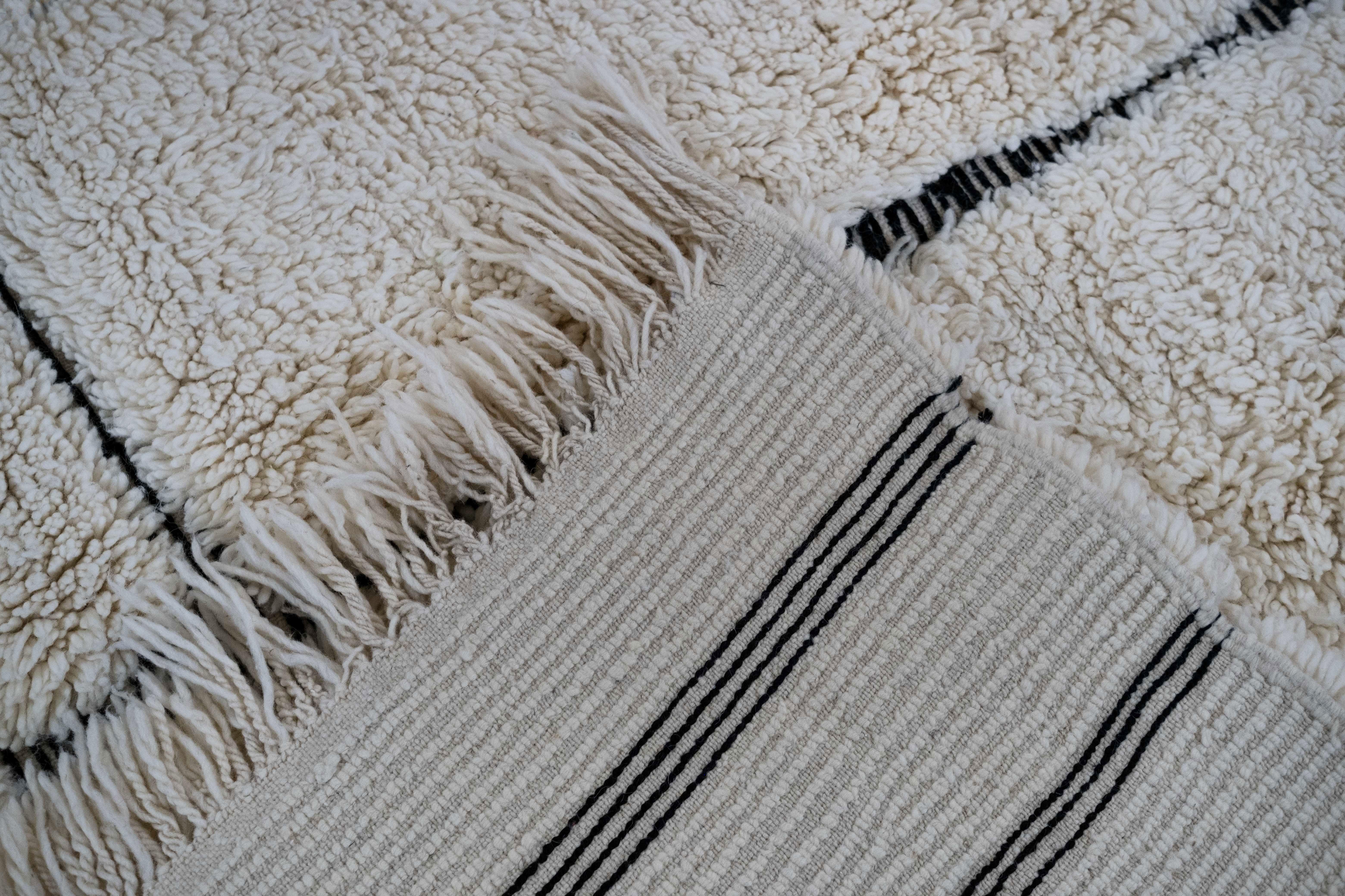 Moderner Teppich, Berber, Beni Ourain, aus Marokko, in Wolle, erhältlich (Handgeknüpft) im Angebot
