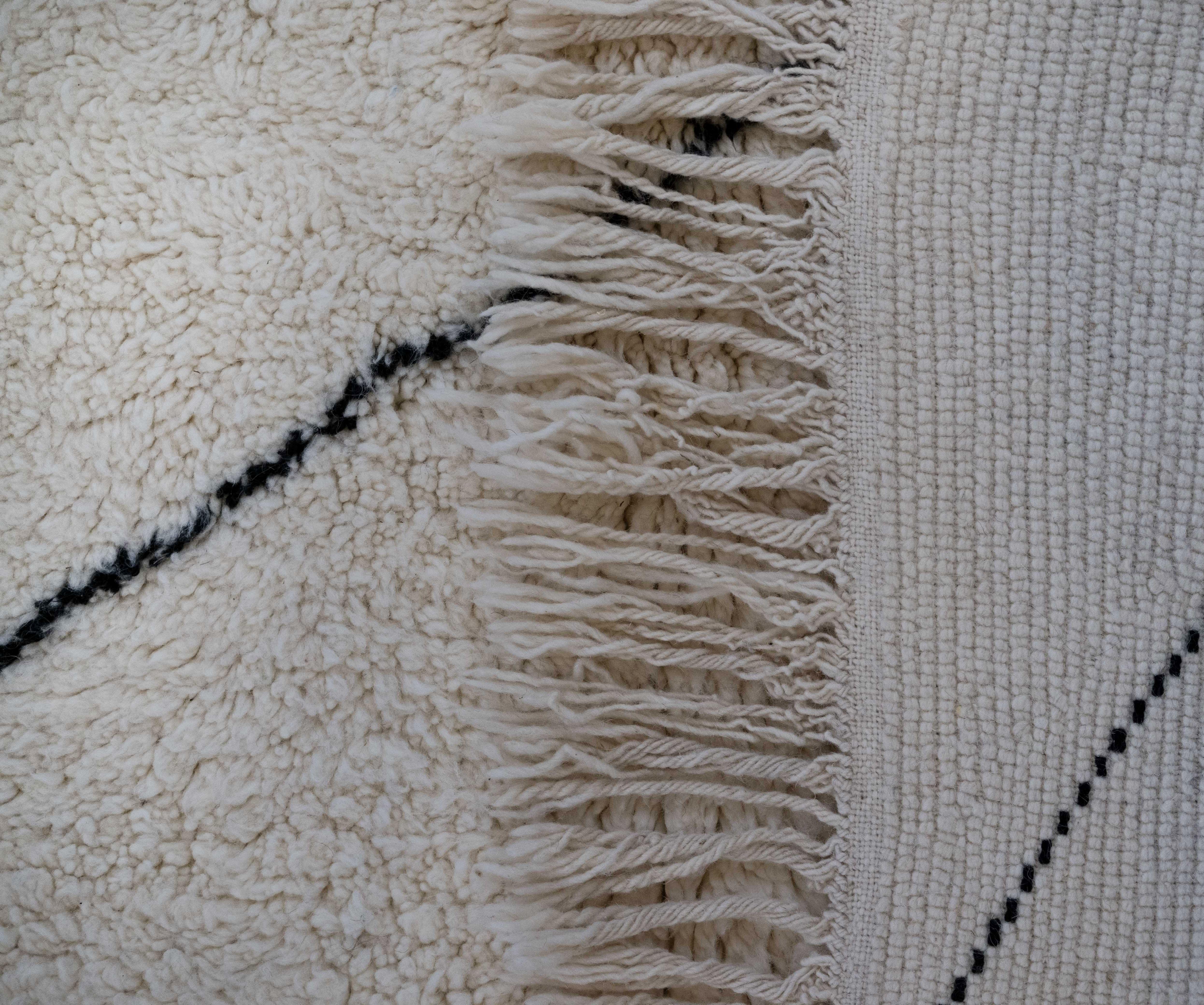 Moderner Teppich, Berber, Beni Ourain, aus Marokko, in Wolle, erhältlich im Angebot 2