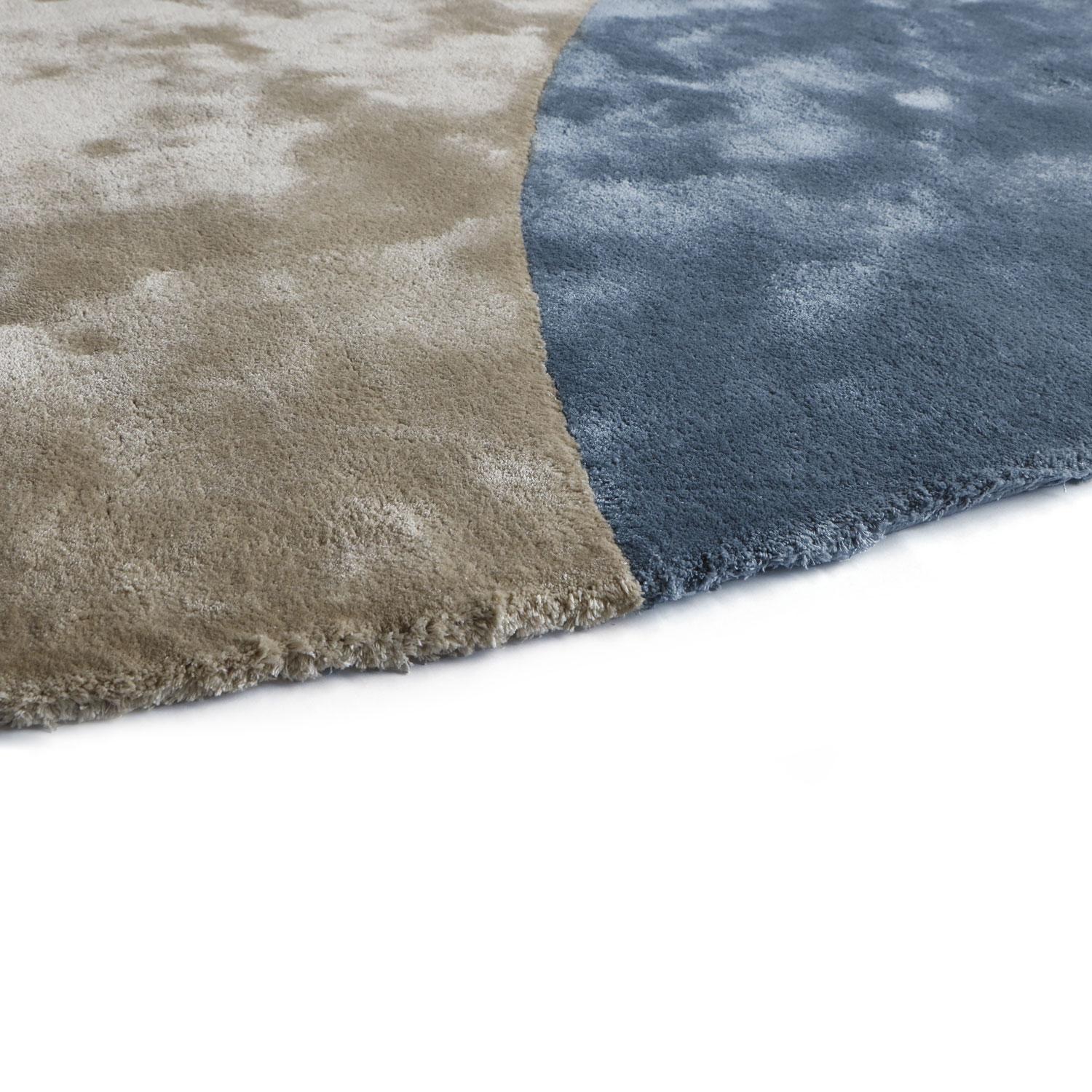 Modern Tappeto moderno forma organica tencel grigio blu by Deanna Comellini 250x260 cm For Sale