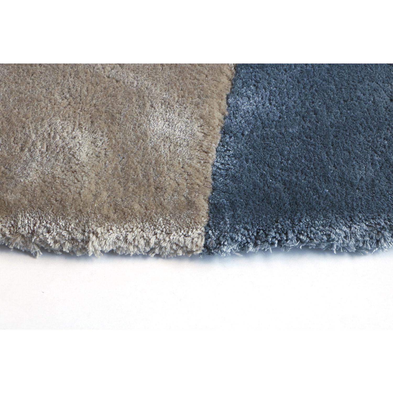 Indian Tappeto moderno forma organica tencel grigio blu by Deanna Comellini 250x260 cm For Sale