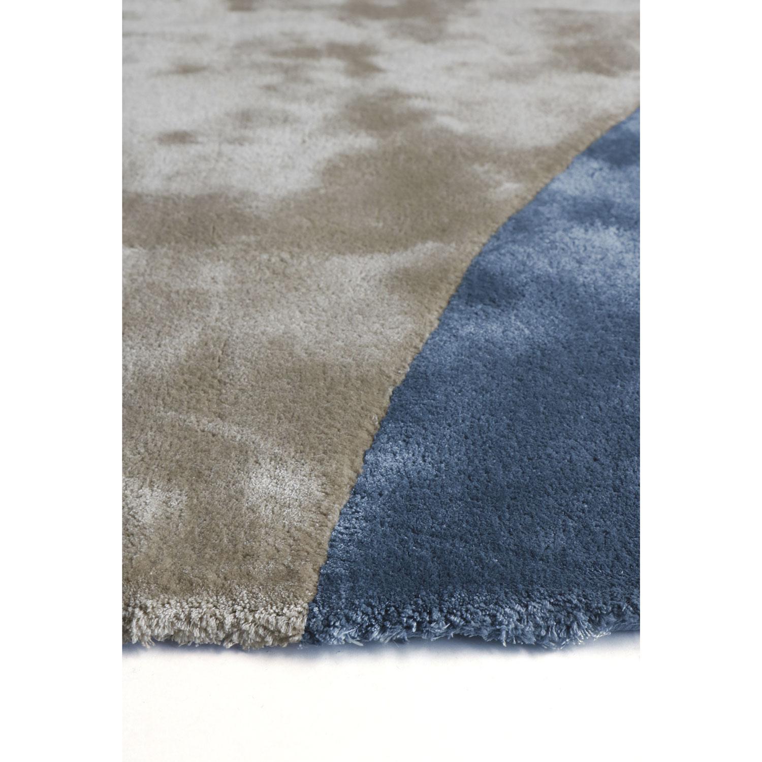 Hand-Woven Tappeto moderno forma organica tencel grigio blu by Deanna Comellini 250x260 cm For Sale