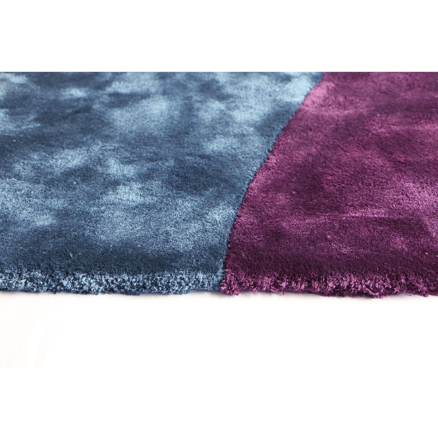 Indian Tappeto moderno forma organica tencel viola blu by Deanna Comellini 250x260 cm For Sale