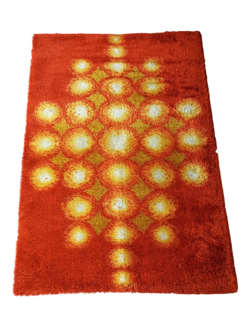 This rug is a magnificent example of 1970s pop art. Made of pure wool, with dimensions 195 cm. x 138 cm. It was made by the company SVÄNGSTA SLOTTSMATTA in Sweden with the high quality of the Rya long-haired weaving technique. It features an
