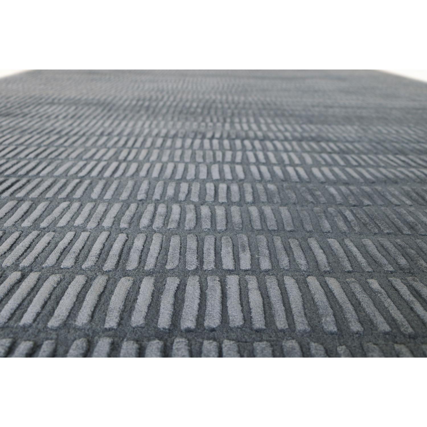Realizzato in un raffinato mix di lana e viscosa, questo tappeto taftato a mano dell'azienda italiana G.T.DESIGN si distingue per il suo elegante effetto textured, che dona profondità e dinamismo agli ambienti.

La combinazione di materiali di