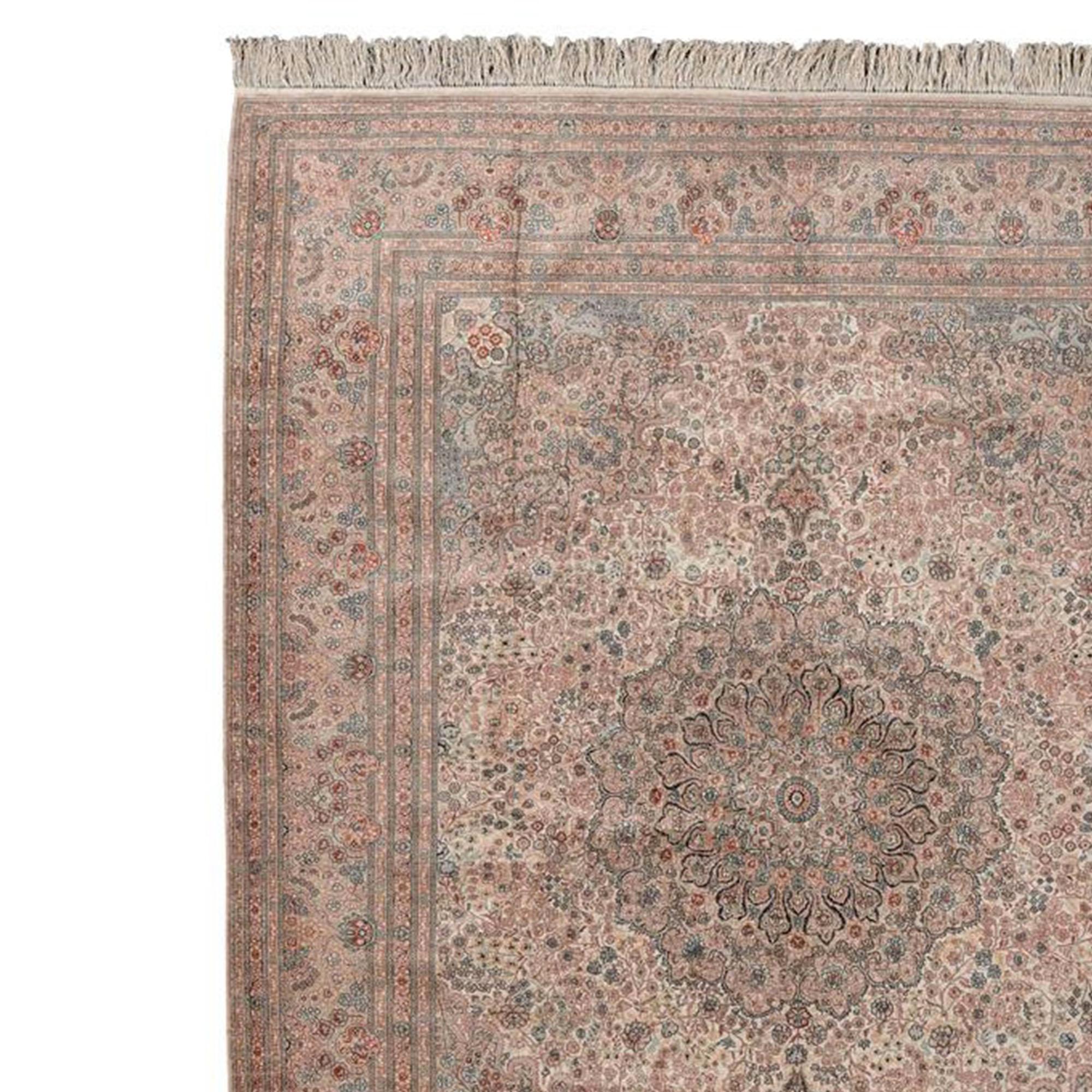 Teppich aus mongolischer Herstellung. Aufwändige florale Motive und verschlungene Arabesken erstrecken sich über die gesamte Oberfläche. Der Teppich wird von zarten Beige-, Creme- und Grautönen dominiert, mit rosa und blauen Akzenten. Der Teppich