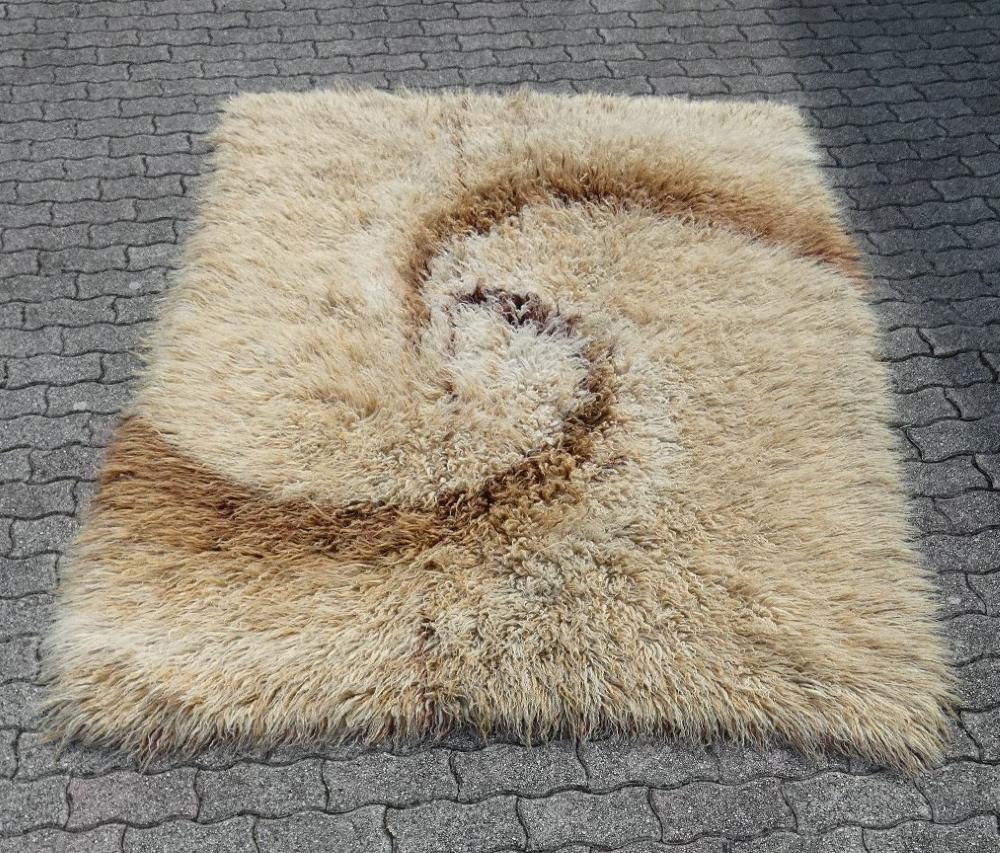 Grand tapis fait main en pure laine.
Le tapis présente un motif optique, une spirale qui part du centre du tapis et s'élargit vers les bords... un magnifique meuble dans le plus pur style de l'âge de l'espace des années 1960.
La particularité est la