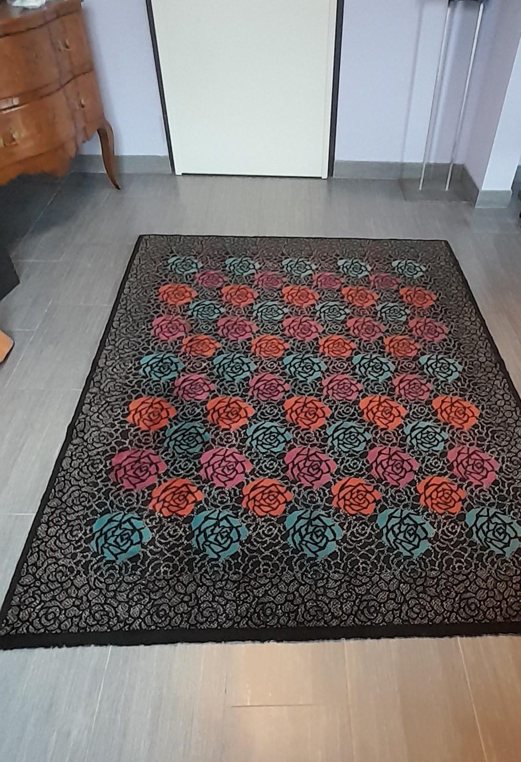 OTTAVIO MISSONI - PRODUIT PAR  T&J VESTOR
Tapis d'Ottavio Missoni dédié à sa femme, fabriqué dans les années 1980 en pure laine vierge par la société T&J Vestor, fondée en 1921 par Rosita Missoni, et aujourd'hui rachetée par 