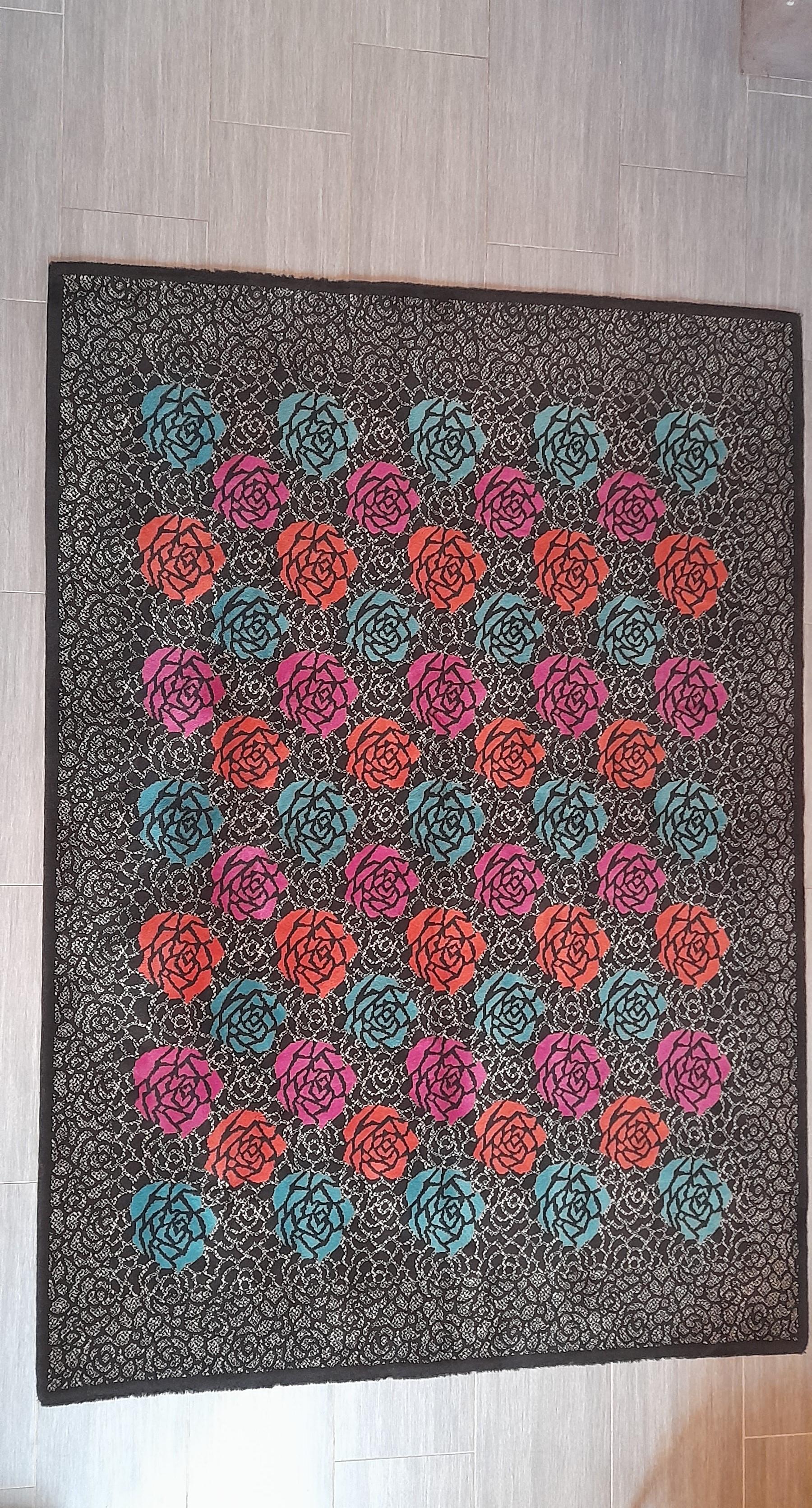 Dieser Teppich ist ein schönes Beispiel für das künstlerische Design von Ottavio Missoni. Er wurde in den 1980er Jahren von der Firma T&J Vestor, die 1921 von Rosita Missoni gegründet wurde, aus reiner Schurwolle hergestellt. 
Der Teppich ist eine