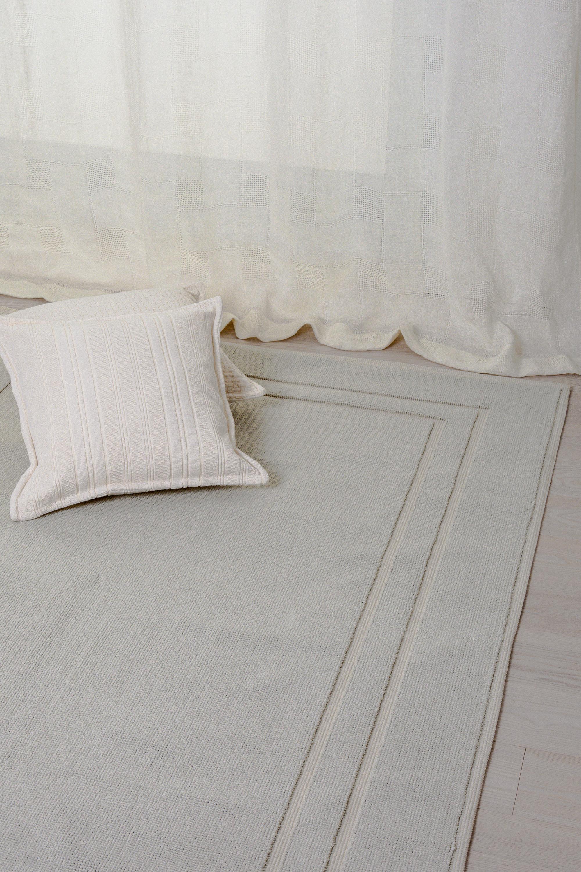 In the pursuit of elegance and comfort for the home, Mastro Raphael's rugs stand out for their refined simplicity and quality materials. Made of soft cotton, these furnishings are designed to harmonize with any room, providing a cozy and