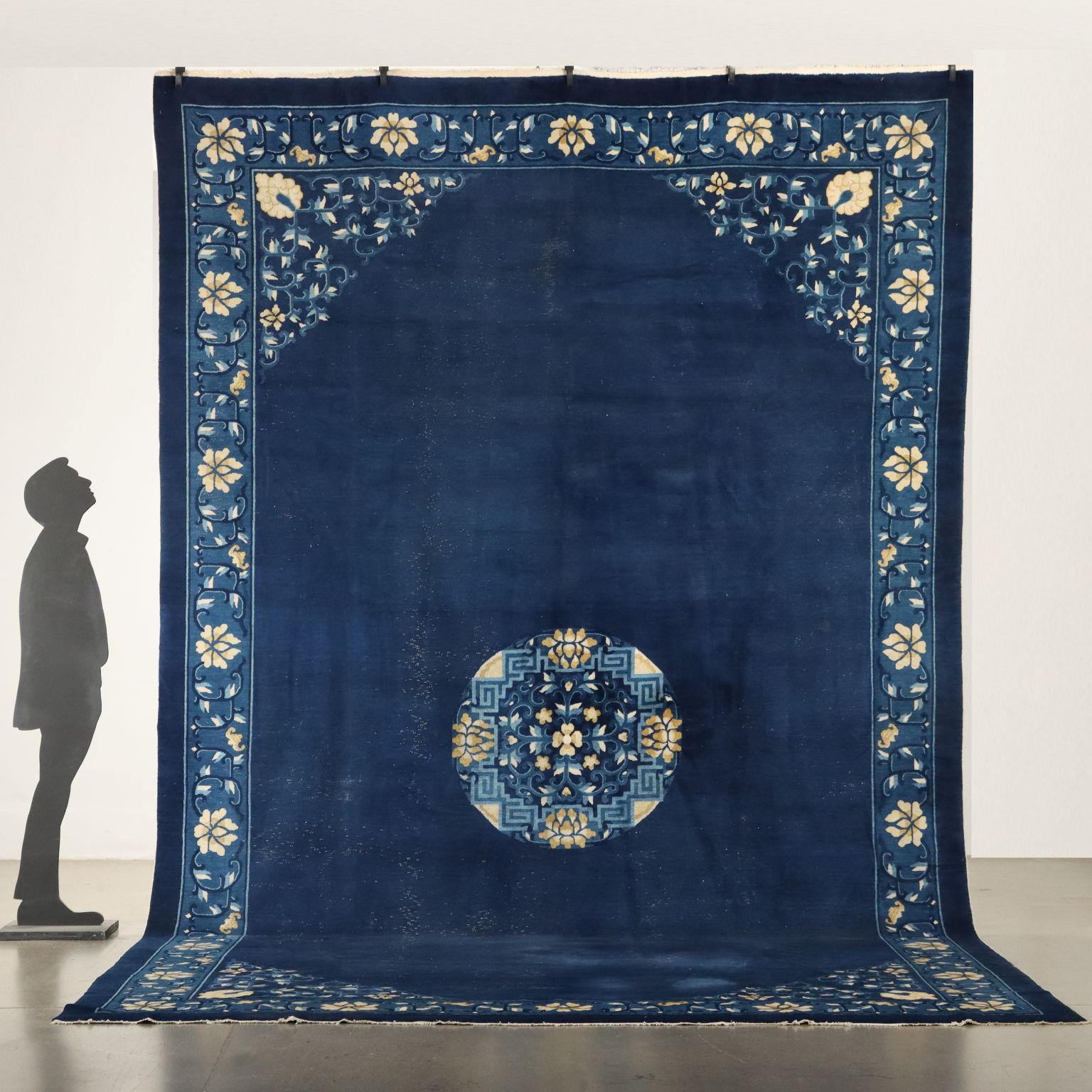 Beijing carpet made of cotton and wool. Fine knot. Manual manufacture. Prodotto in buone condizioni, presenta piccoli segni di usura.