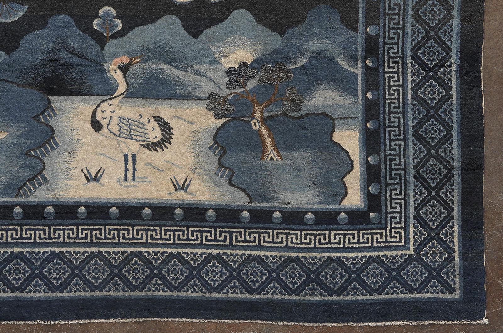 La gamme de couleurs est dominée par des tons monochromes ou des nuances de bleu, souvent combinés à des tons neutres. Ce tapis spécifique met l'accent sur les bleus foncés et clairs pour créer un effet de profondeur visuelle et de relaxation,