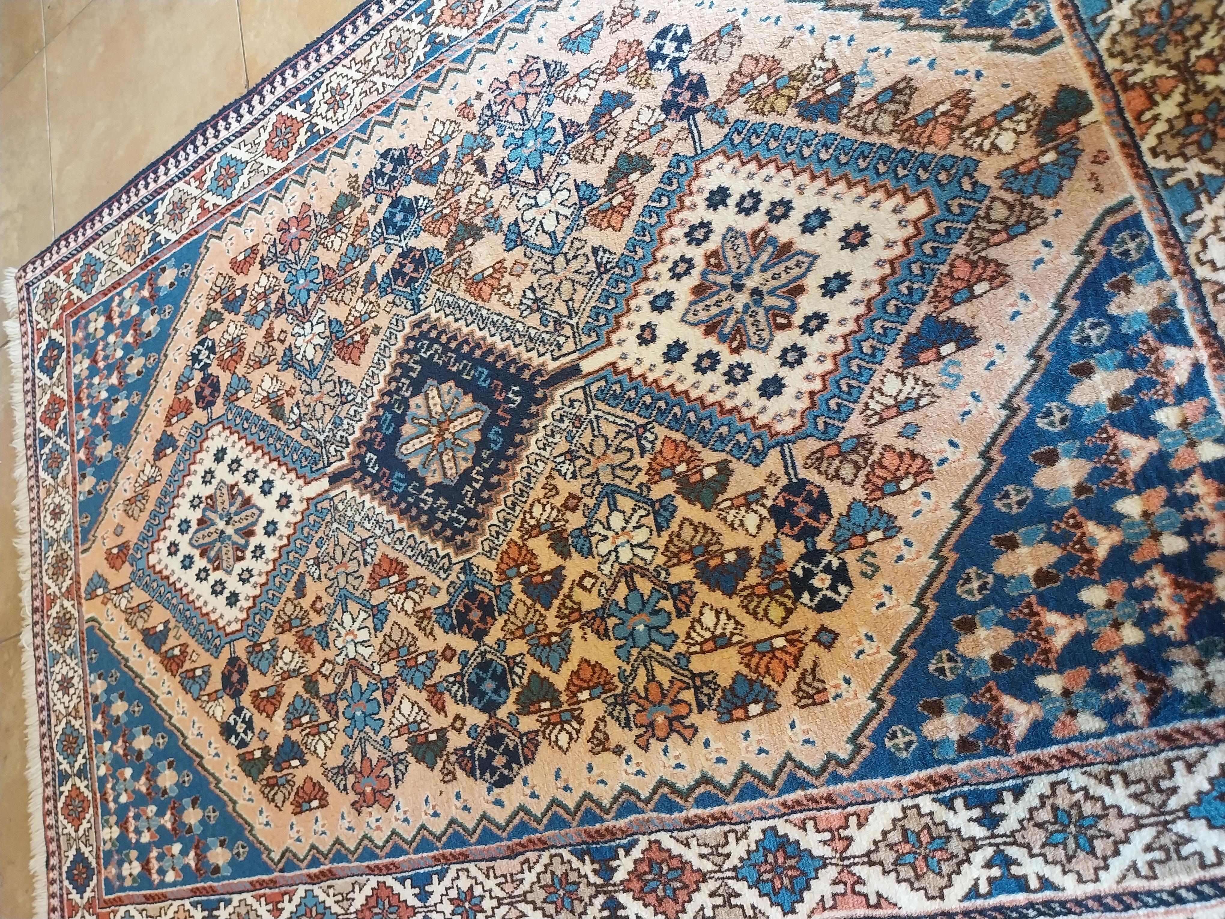Tappeto persiano annodato a mano con medaglione geometrico, Yalameh Rug. 
Questo tappeto è annodato a mano a Yalameh, una città a nord della città di Isfahan. Yalameh è famosa per i suoi tappeti con disegni ancestrali e tribali. Sono di alta qualità