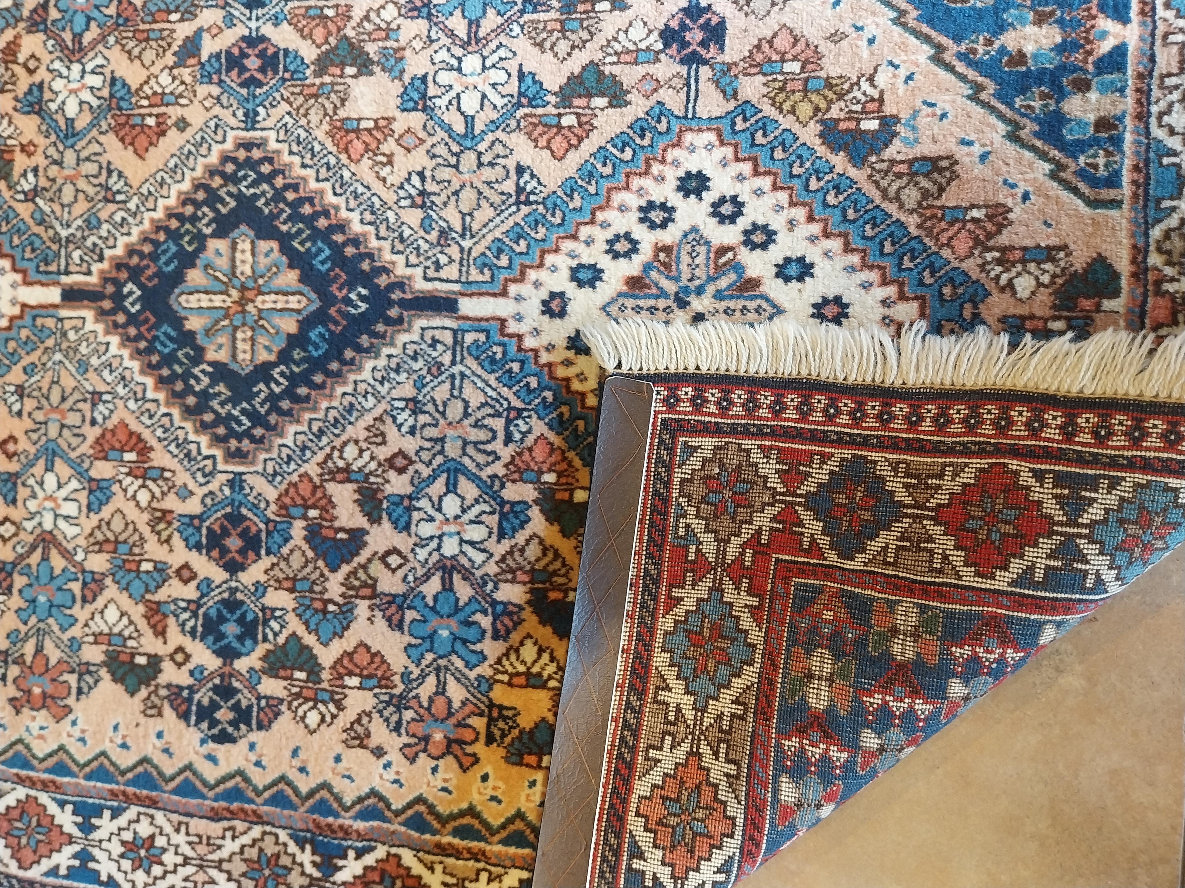 Annodato a mano Tappeto persiano annodato a mano con medaglione geometrico Yalameh Rug in vendita