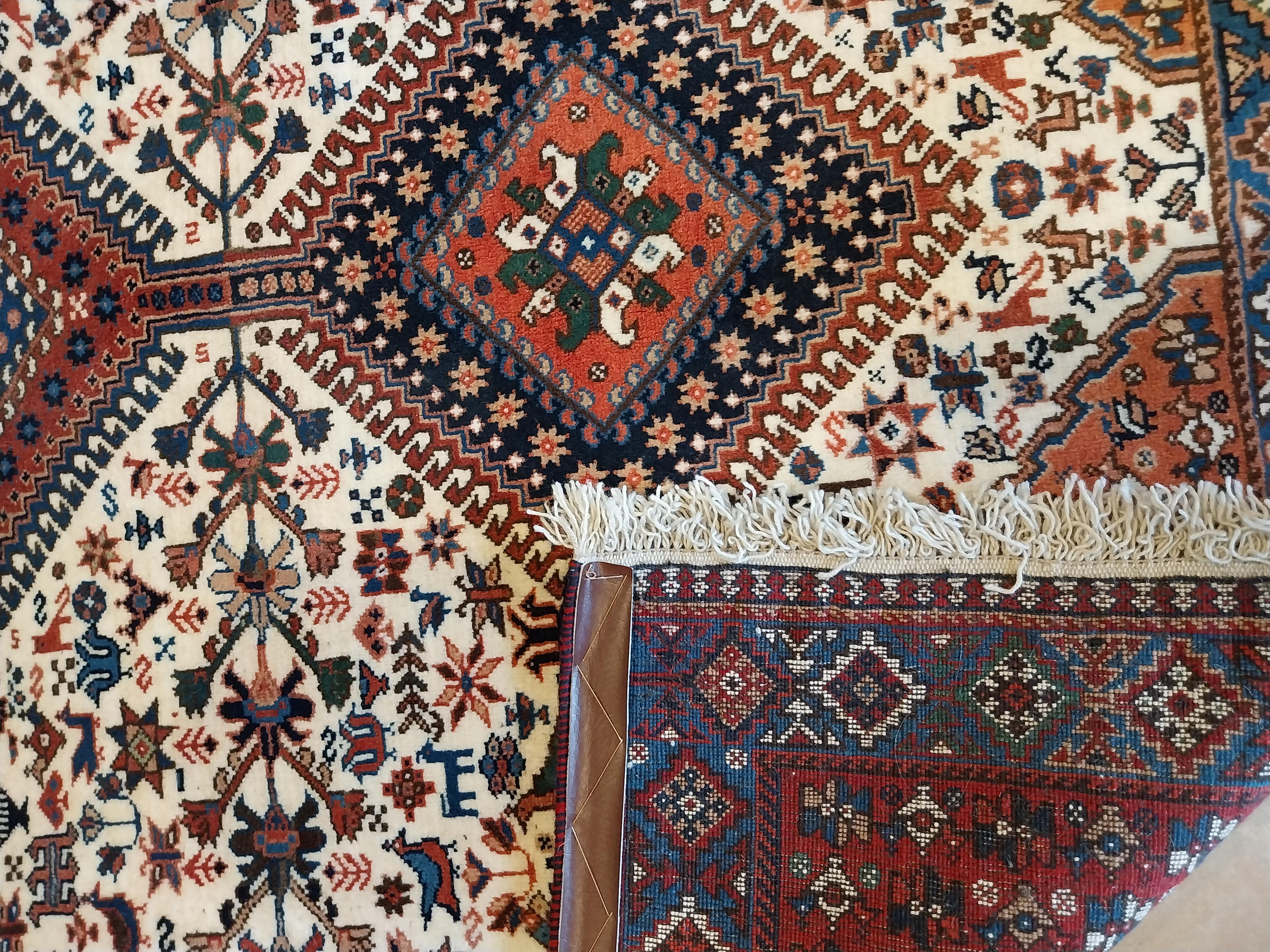 Hand-knotted Persian rug with geometric medallion Yalameh Rug In Good Condition For Sale In Foligno, Perugia