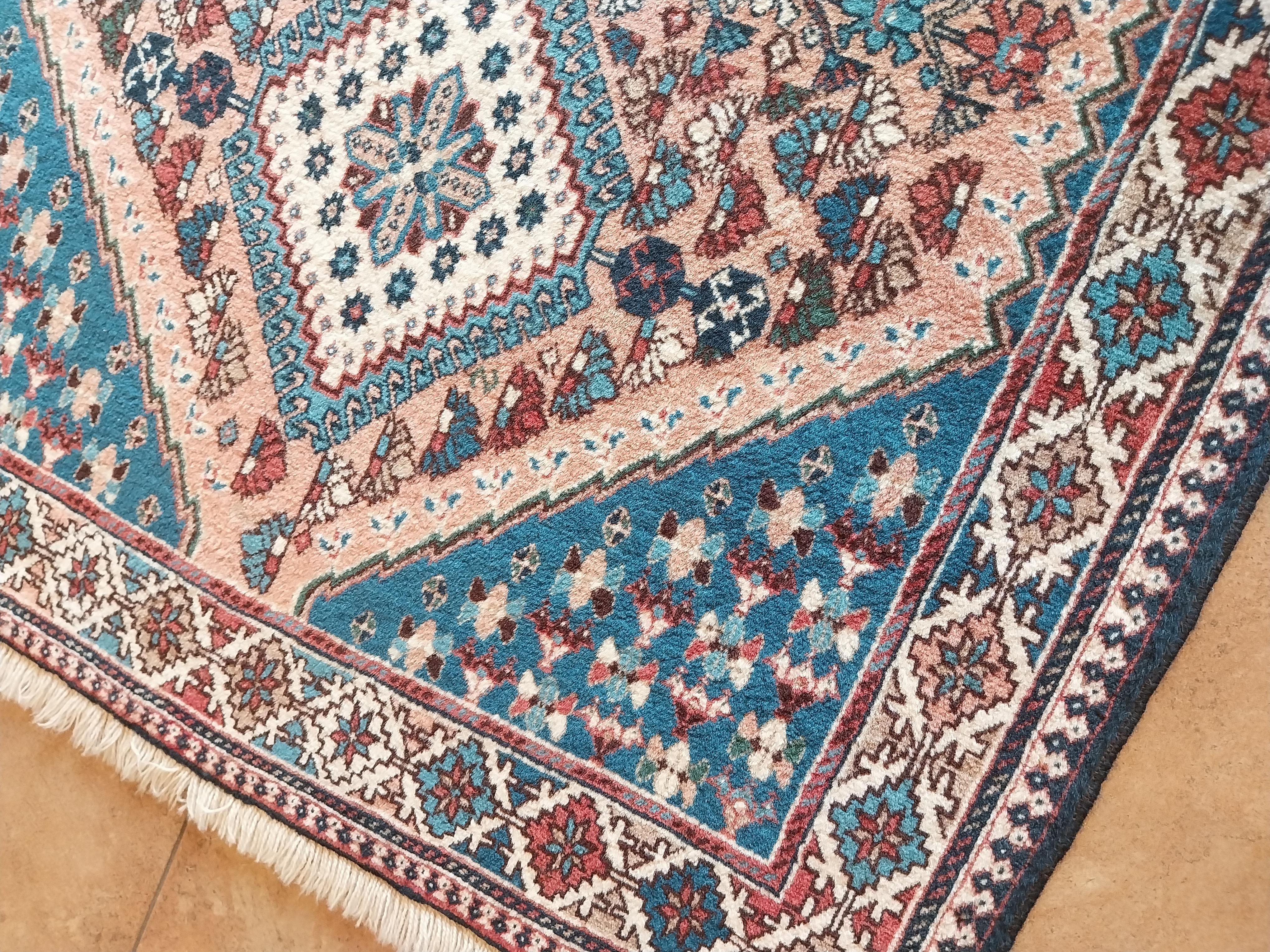 Tappeto persiano annodato a mano con medaglione geometrico Yalameh Rug In condizioni buone in vendita a Foligno, Perugia