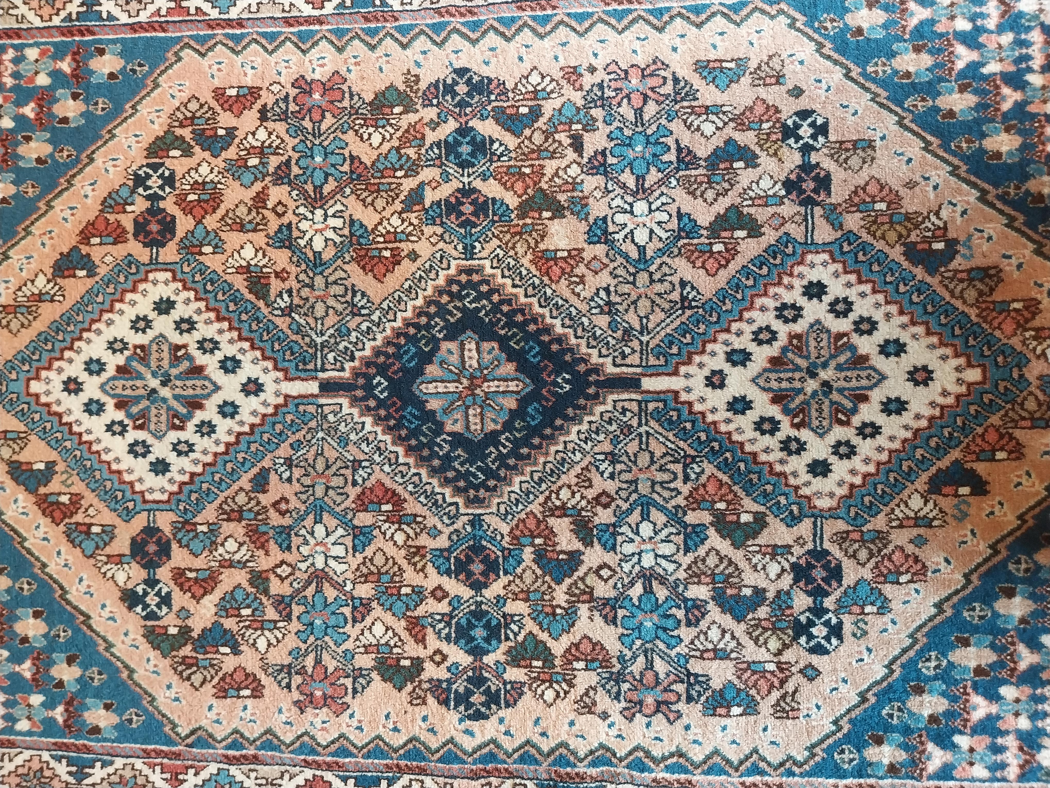 Late 20th Century Tappeto persiano annodato a mano con medaglione geometrico Yalameh Rug in vendita