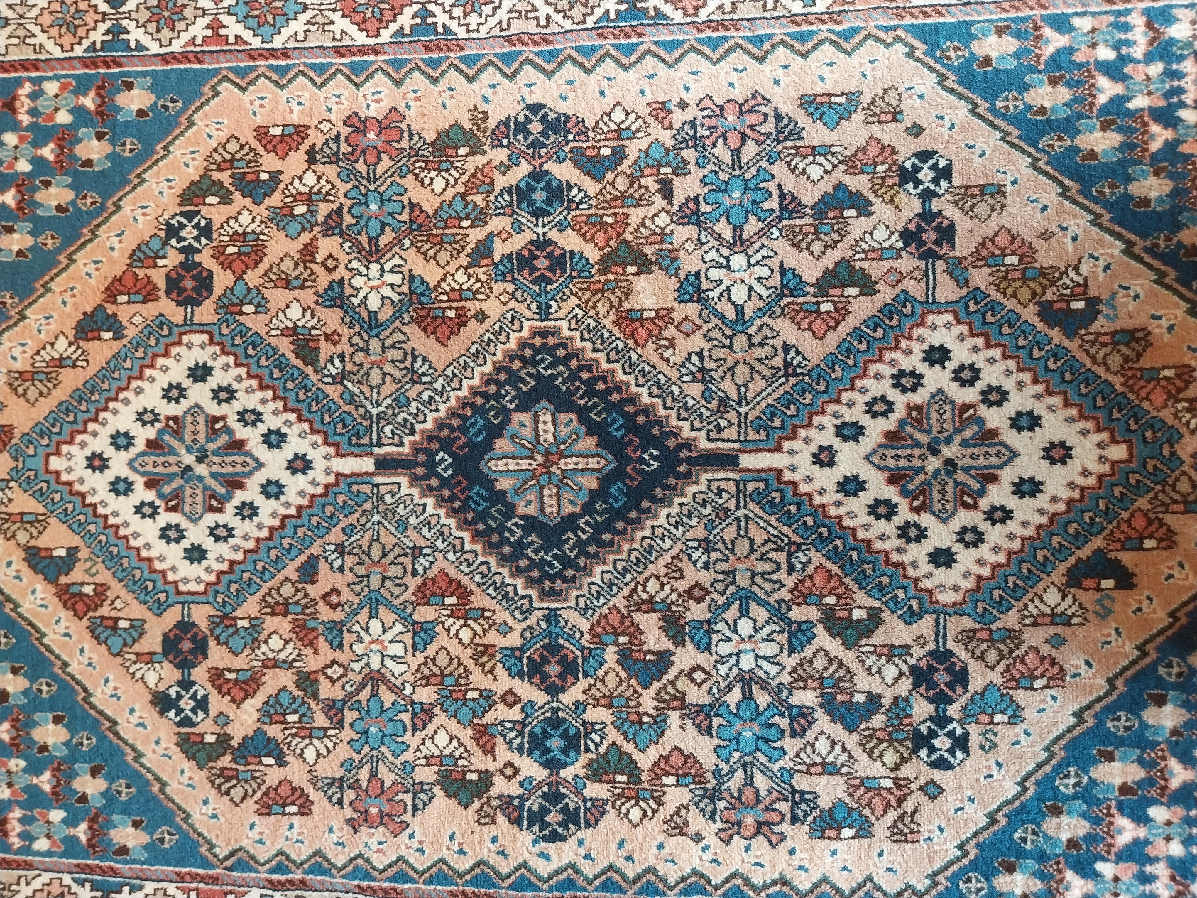 Cotto Tappeto persiano annodato a mano con medaglione geometrico Yalameh Rug in vendita