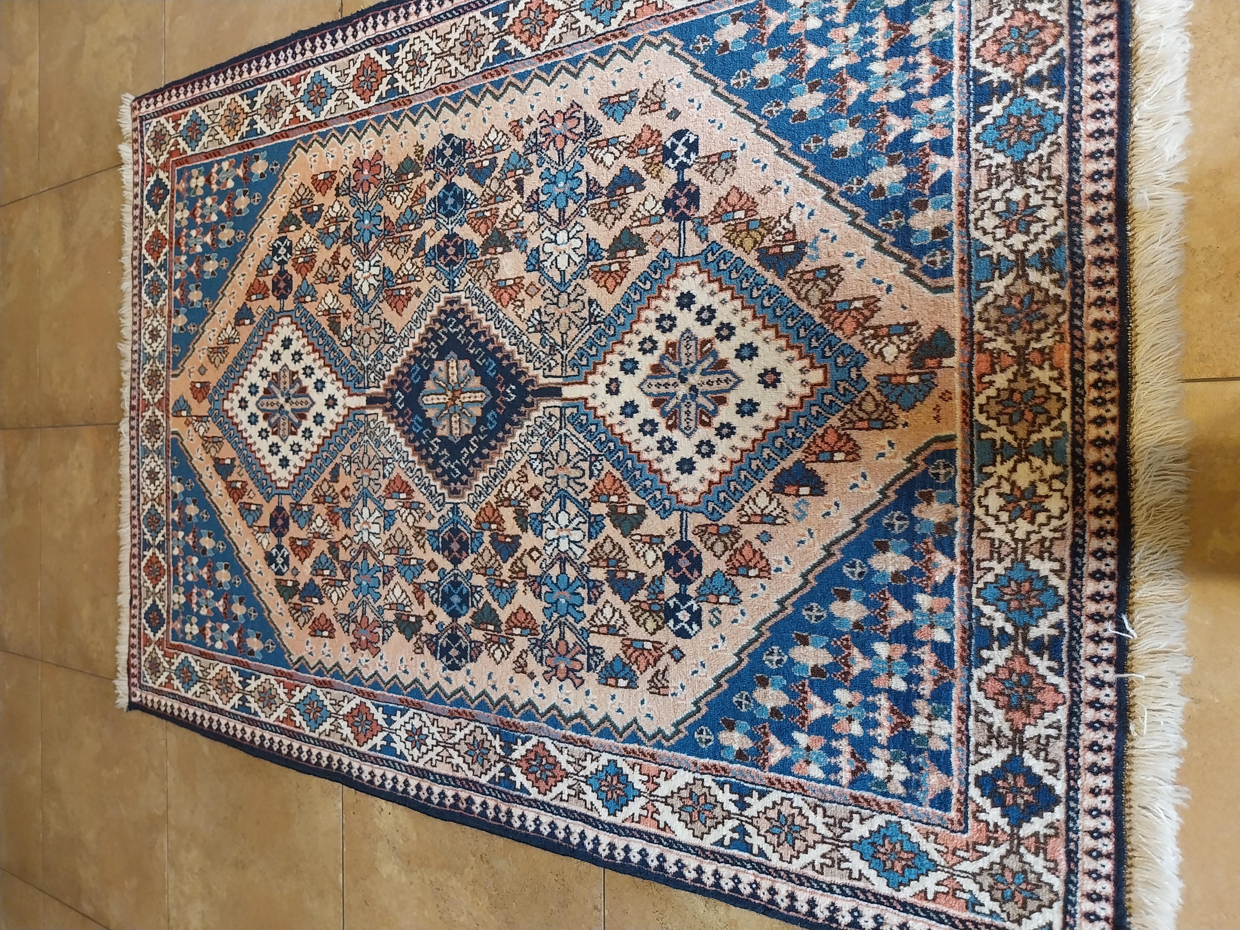 Tappeto persiano annodato a mano con medaglione geometrico Yalameh Rug in vendita 1