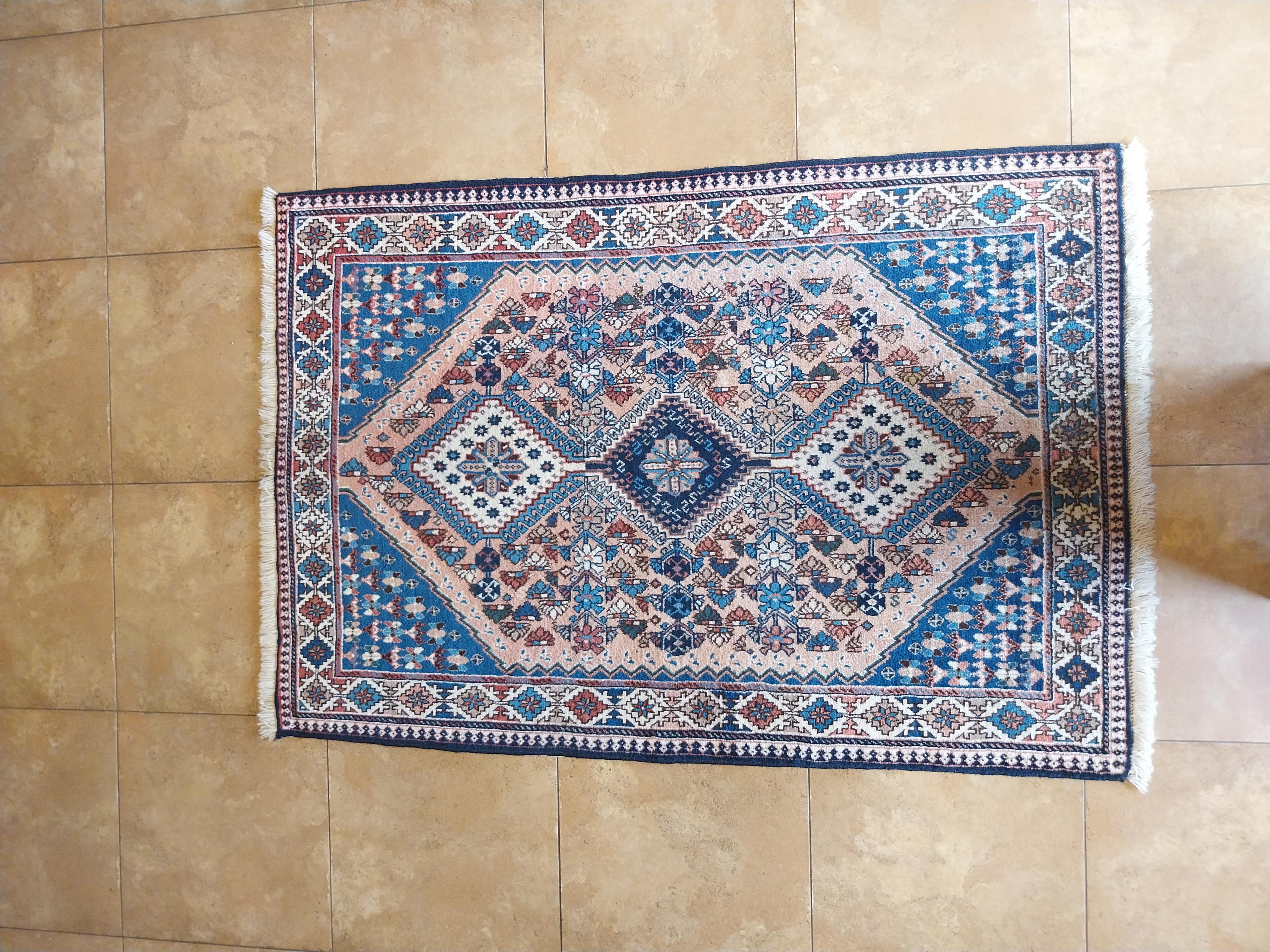 Tappeto persiano annodato a mano con medaglione geometrico Yalameh Rug in vendita 2