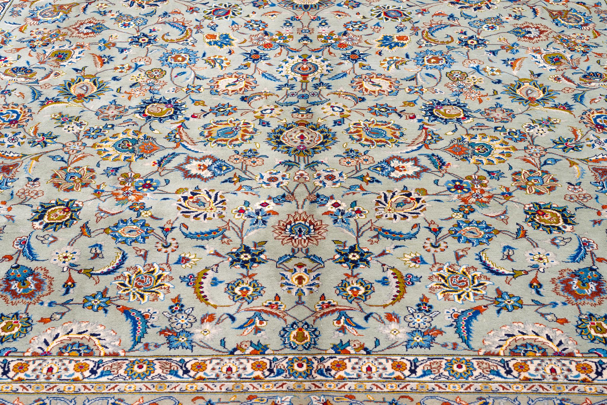 Persischer Kashan-Teppich aus dem 20
Ein unglaublicher persischer Kashan-Teppich aus der Mitte des 20. Jahrhunderts.
Ein außergewöhnliches florales Motiv, allover, Spiegel und Schnecke. Eine prächtige teal/hellgrüne Farbe wird von Punkten in