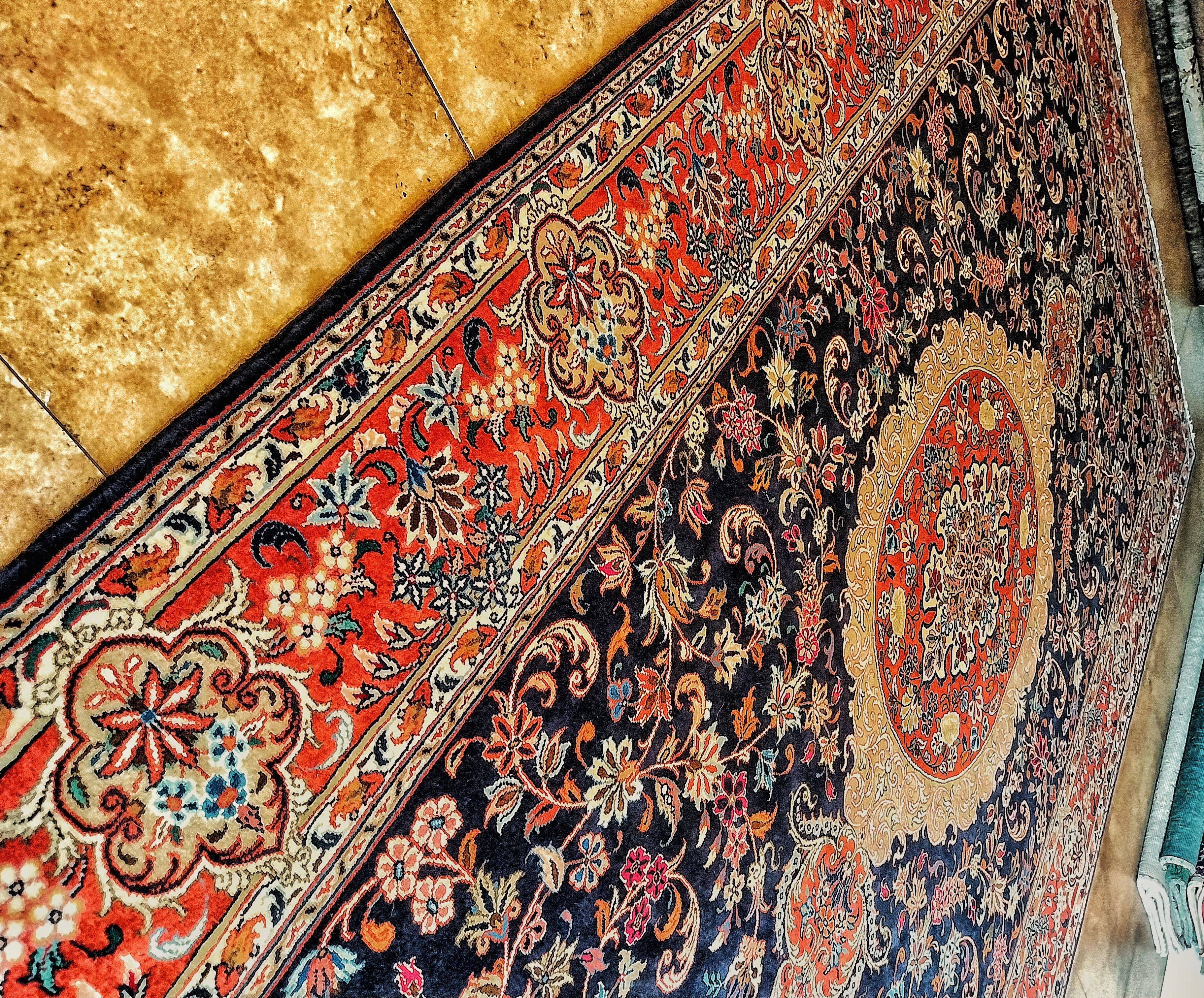 Kashmar-Teppiche stammen aus der nordöstlichen Region des Iran, die Khorasan genannt wird.
Es sind Teppiche edler Herkunft, die seit jeher für ihre Eleganz und ihre harmonischen Farben geschätzt werden. Sie sind aus weicher, feiner Wolle