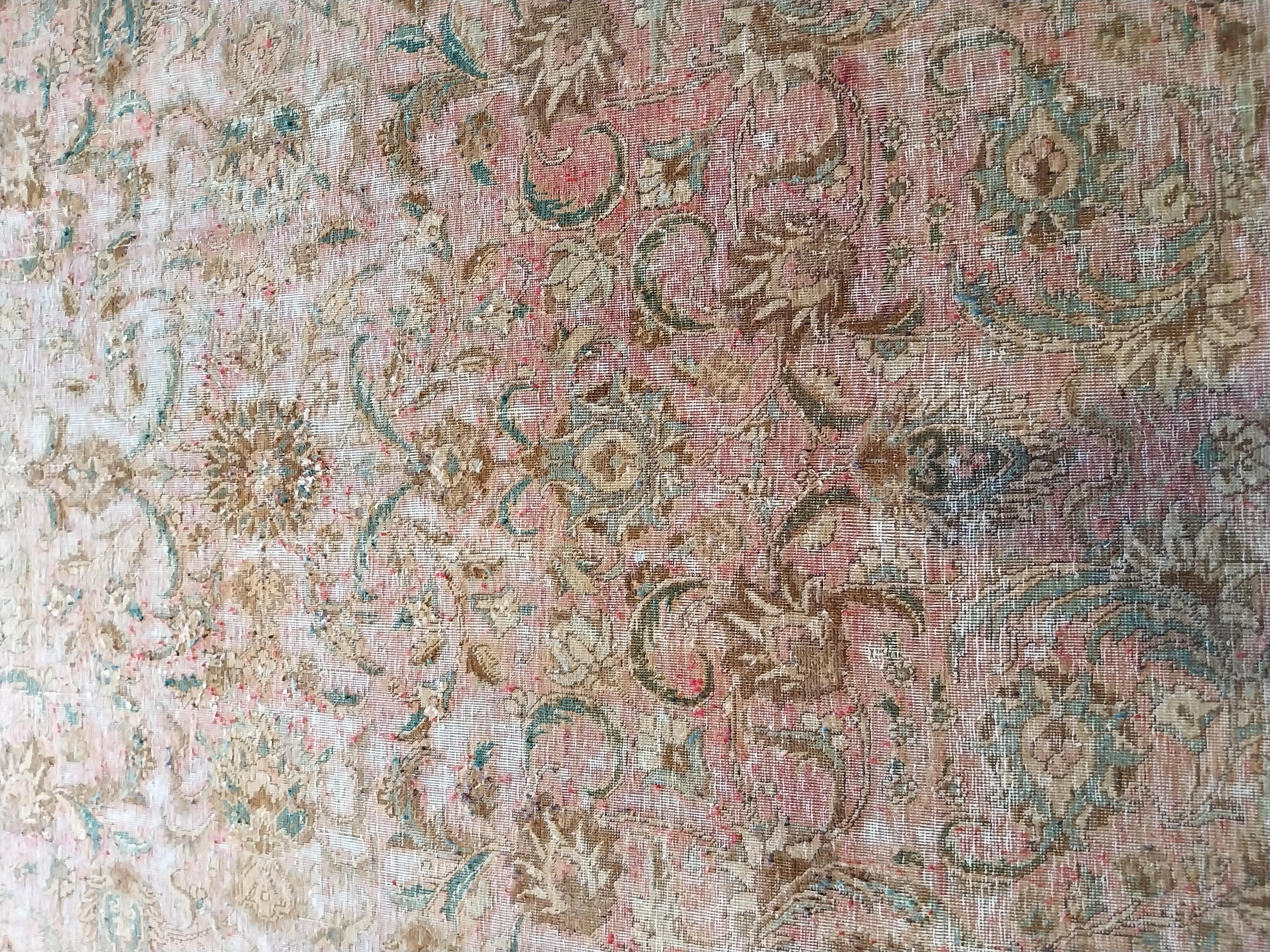 Tappeto Tabriz persiano vintage invecchiato. I tappeti persiani Tabriz sono unoversalmente e storicamente conosciuti come un fiore all' occhiello della produzione Persiana. La loro lavorazione è una delle migliori in assoluto. Sie werden immer