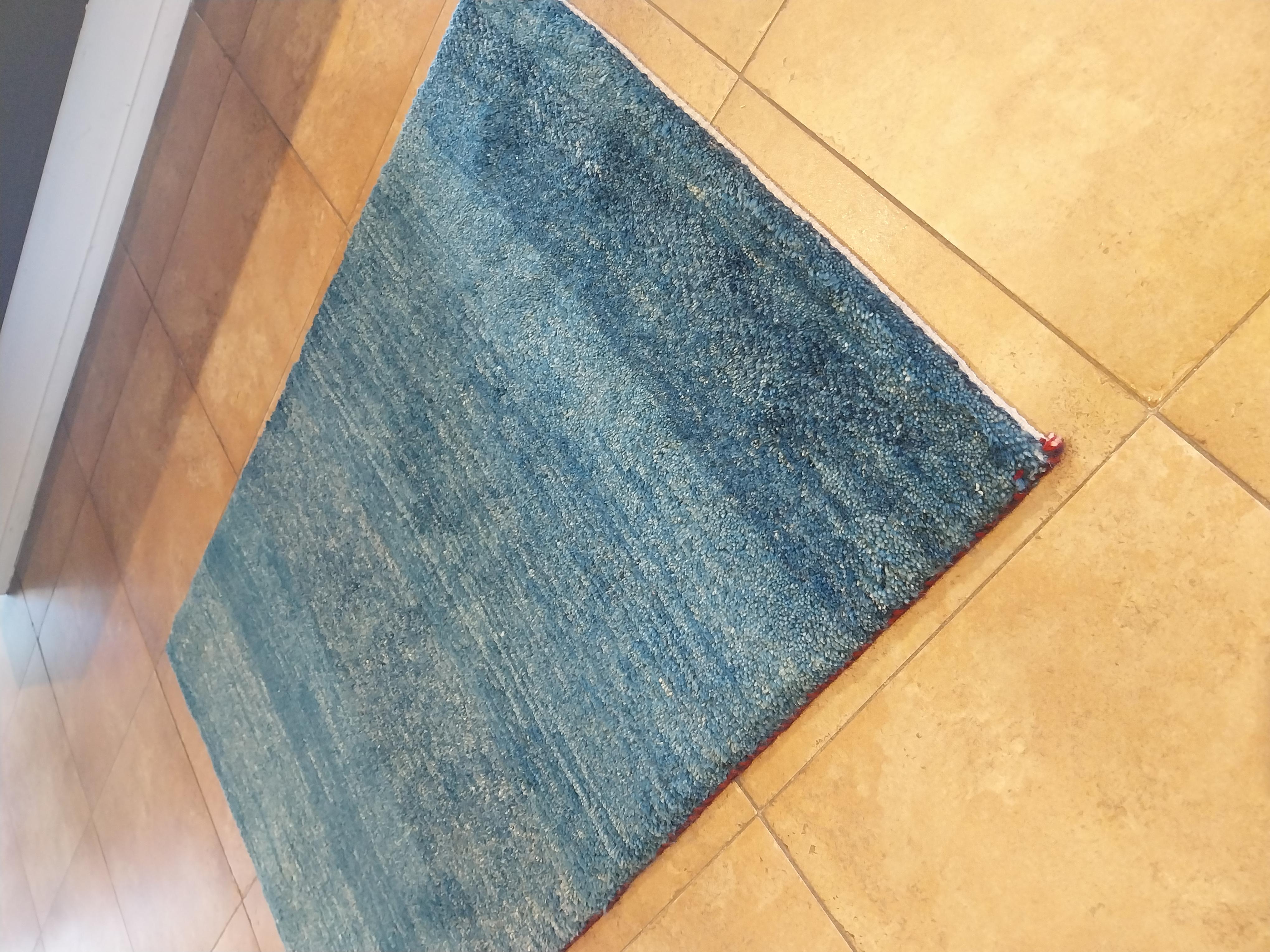 Handgeknüpfter Vintage-Perserteppich, Gabbeh.
Gabbeh sind Teppiche aus Südpersien.
Es handelt sich um Teppiche nomadischen Ursprungs, die für ihre ganzflächigen oder vollfarbigen Muster bekannt sind.
Dieser Teppich ist ein prächtiges Blau/Blau mit
