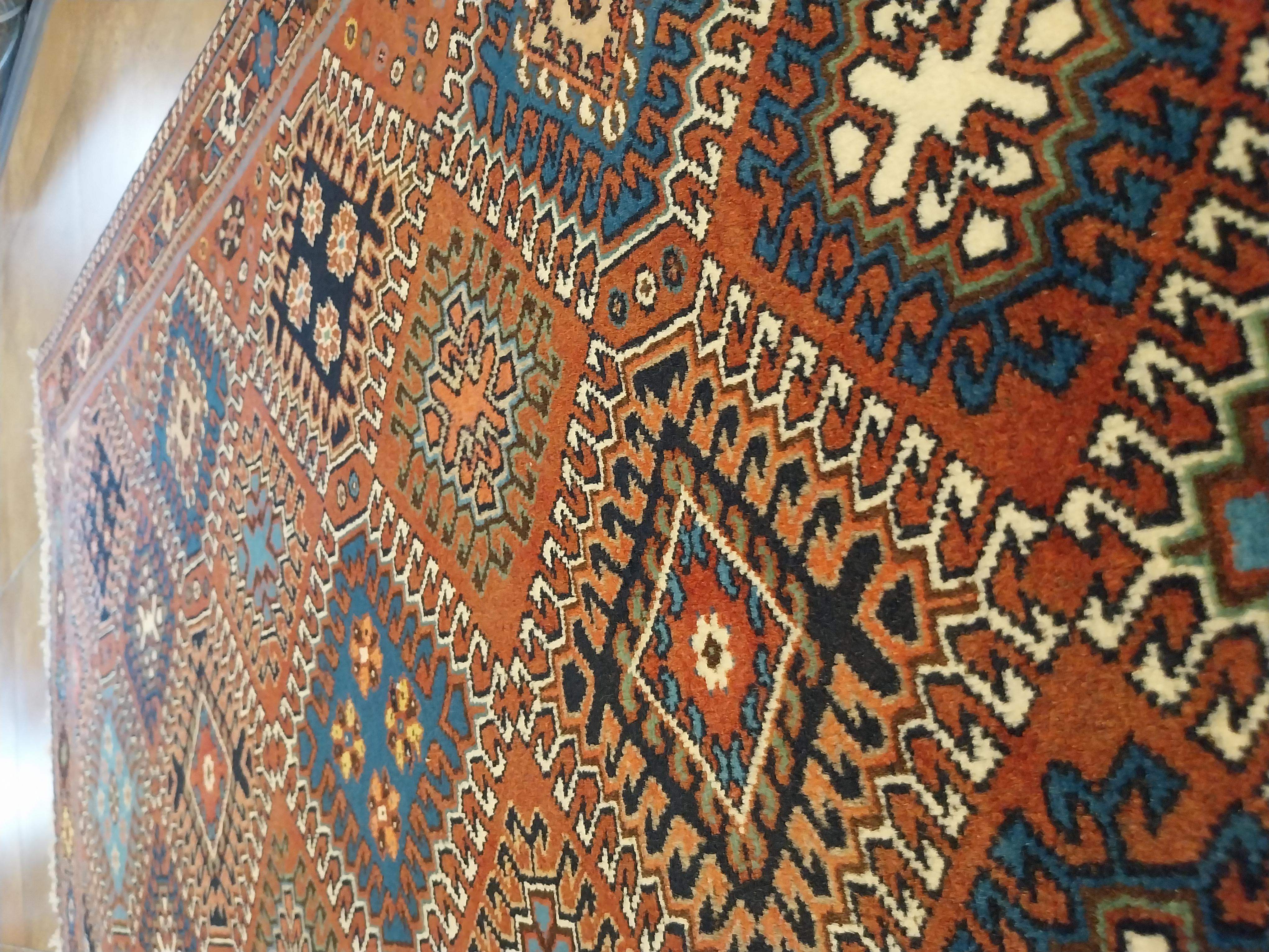 Tapis persan vintage noué à la main, motif Yalameh.
Les tapis Yalameh font partie de la plus ancienne tradition persane.
Ils sont réputés pour la qualité de leur construction et l'utilisation de laine de première qualité.
Le brun, le rouge et le