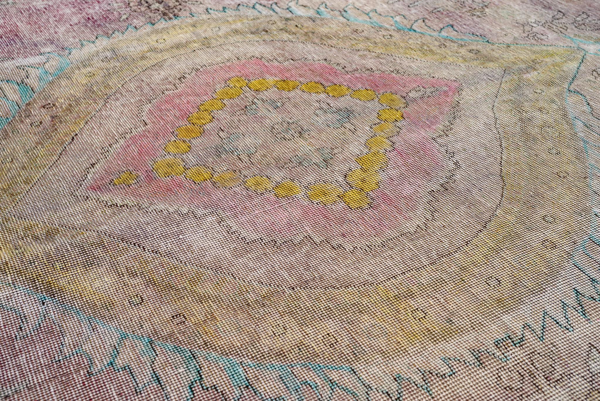 Persischer Vintage Distressed Teppich.

Ein Stück mit unbestreitbarem nomadischem Charme, dieser feine Teppich  jahrgang ist verstörend schön. Ein handgefertigtes Stück von unbestreitbarer Schönheit, geeignet für Käufer mit tadellosem Geschmack.
