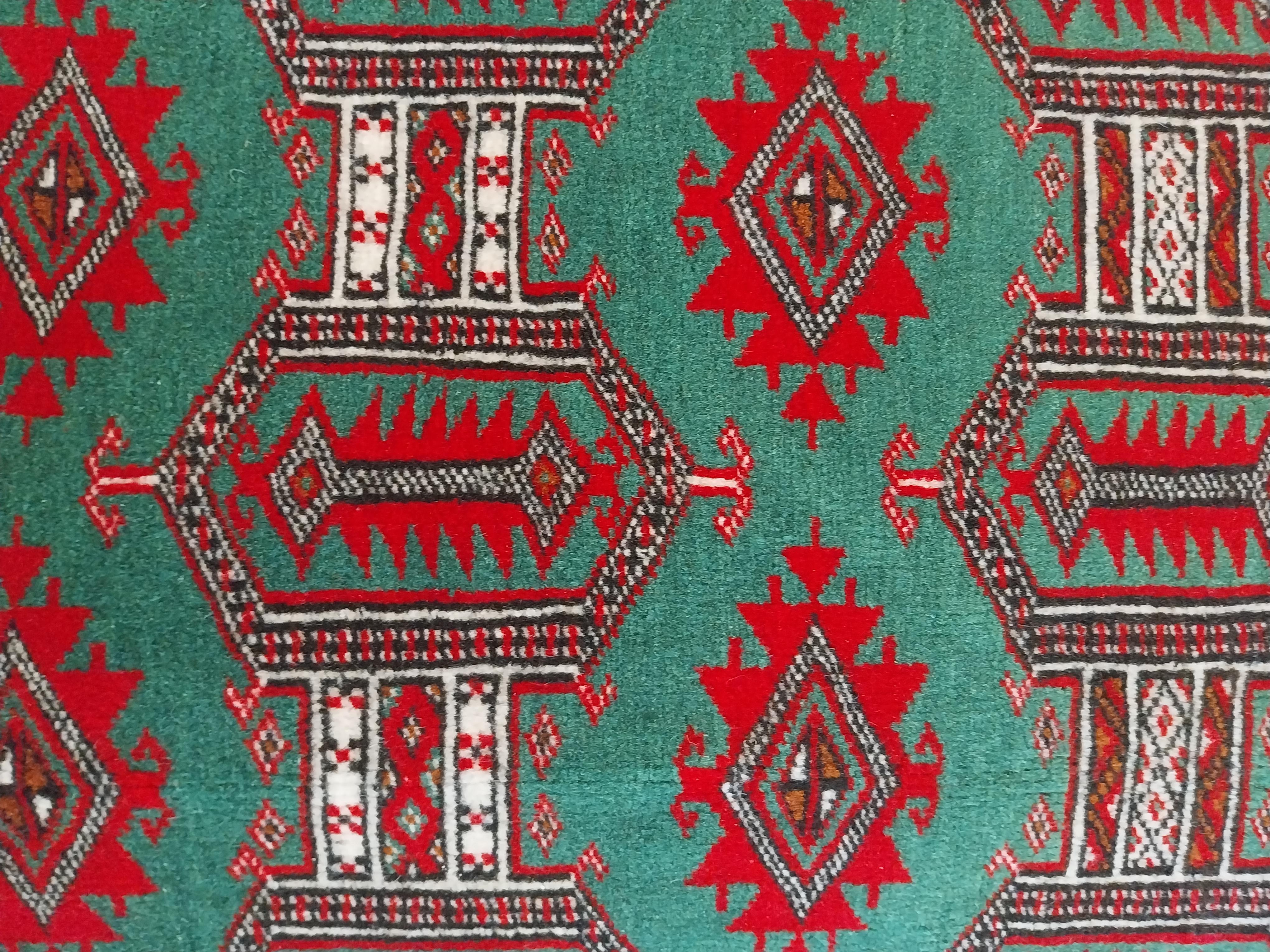 Tappeto Persiano Vintage Turkeman annodato a mano.
Completamente, annodato a mano è una pura forma di bellezza conturbante. Caratterizzato da uno dei disegni tribali più belli e da colori vibranti. Questo splendido esempio di Turkeman vintage vive