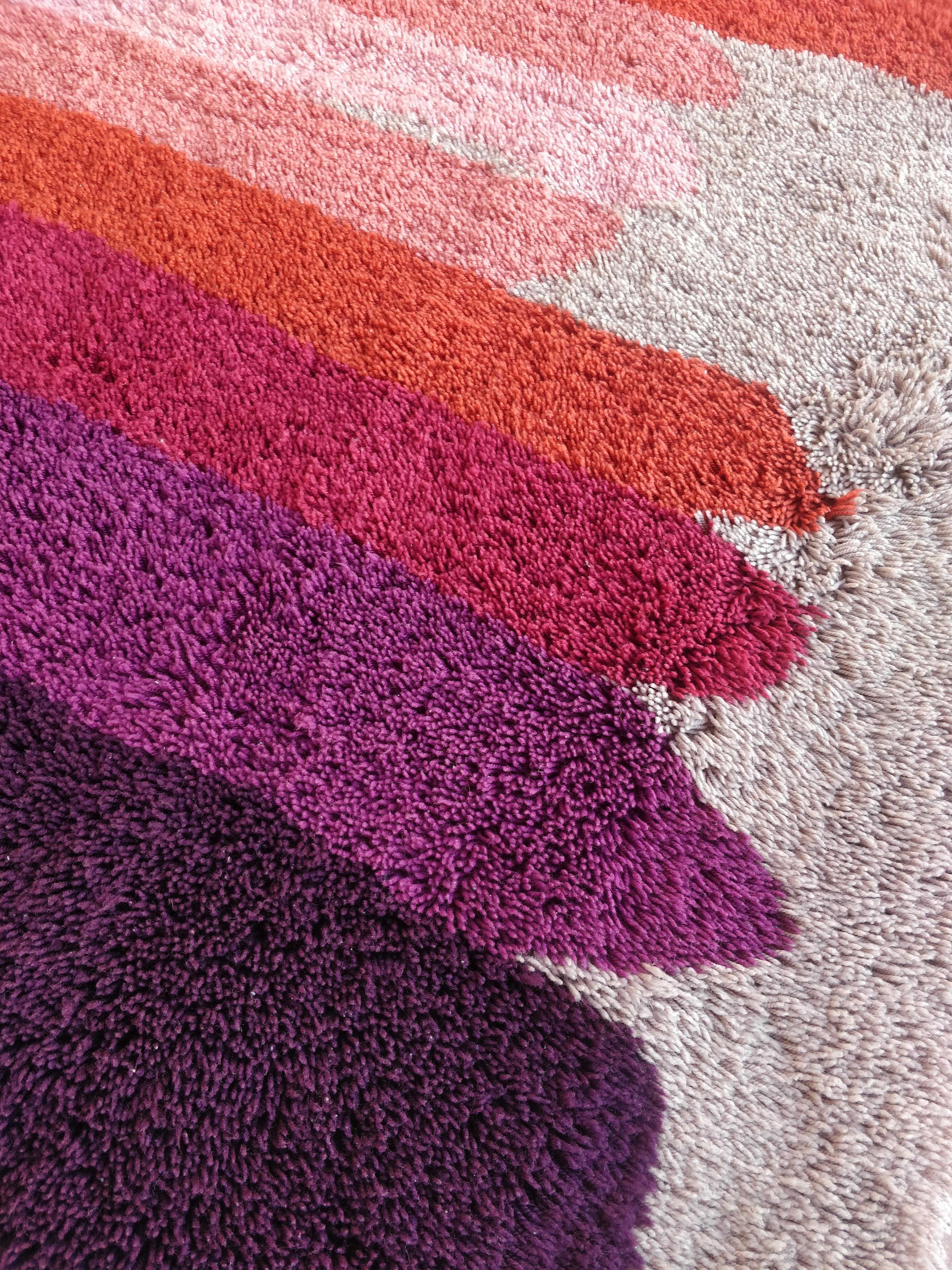 Esta alfombra vintage de los años 70 producida por DESSO (Países Bajos) es una pieza icónica del diseño pop art de la época.
En excelente estado es una rareza para  sus dimensiones cuadradas 195 cm. x 195 cm.
Pelo alto con un fondo blanco que crea