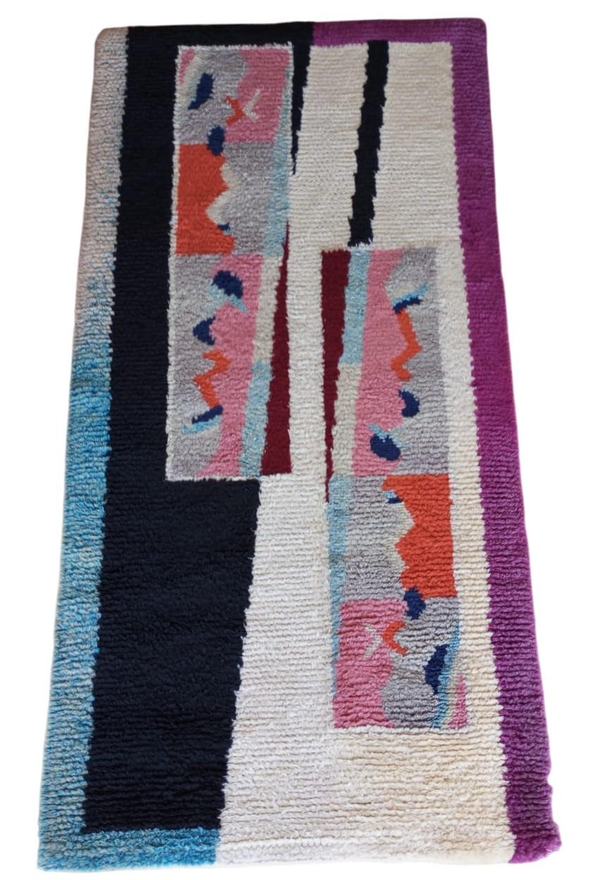 Tappeto creato dallo studio Saporiti negli anni ’90 con dimensioni 240 cm. x 140 cm. Fa parte della collezione “Razionalismi”  con un design astratto e moderno. La composizione è caratterizzata da blocchi rettangolari e linee con una varietà di