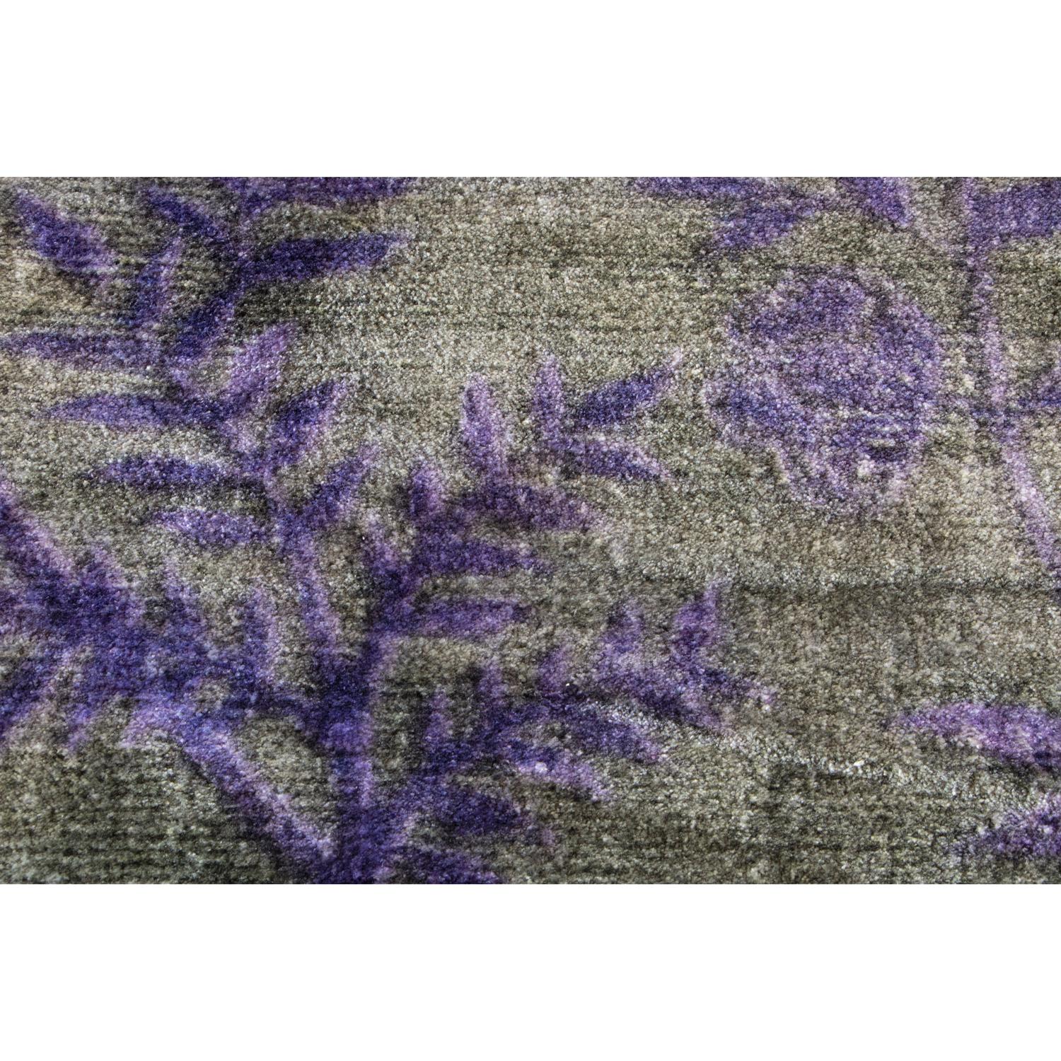 “Koban” è un tappeto rotondo ispirato alle tecniche di stampa giapponesi con un pattern floreale sui toni del grigio e viola. È stato disegnato da Deanna Comellini, Art Director del brand di design italiano G.T.DESIGN, pioniere nel campo dei tappeti